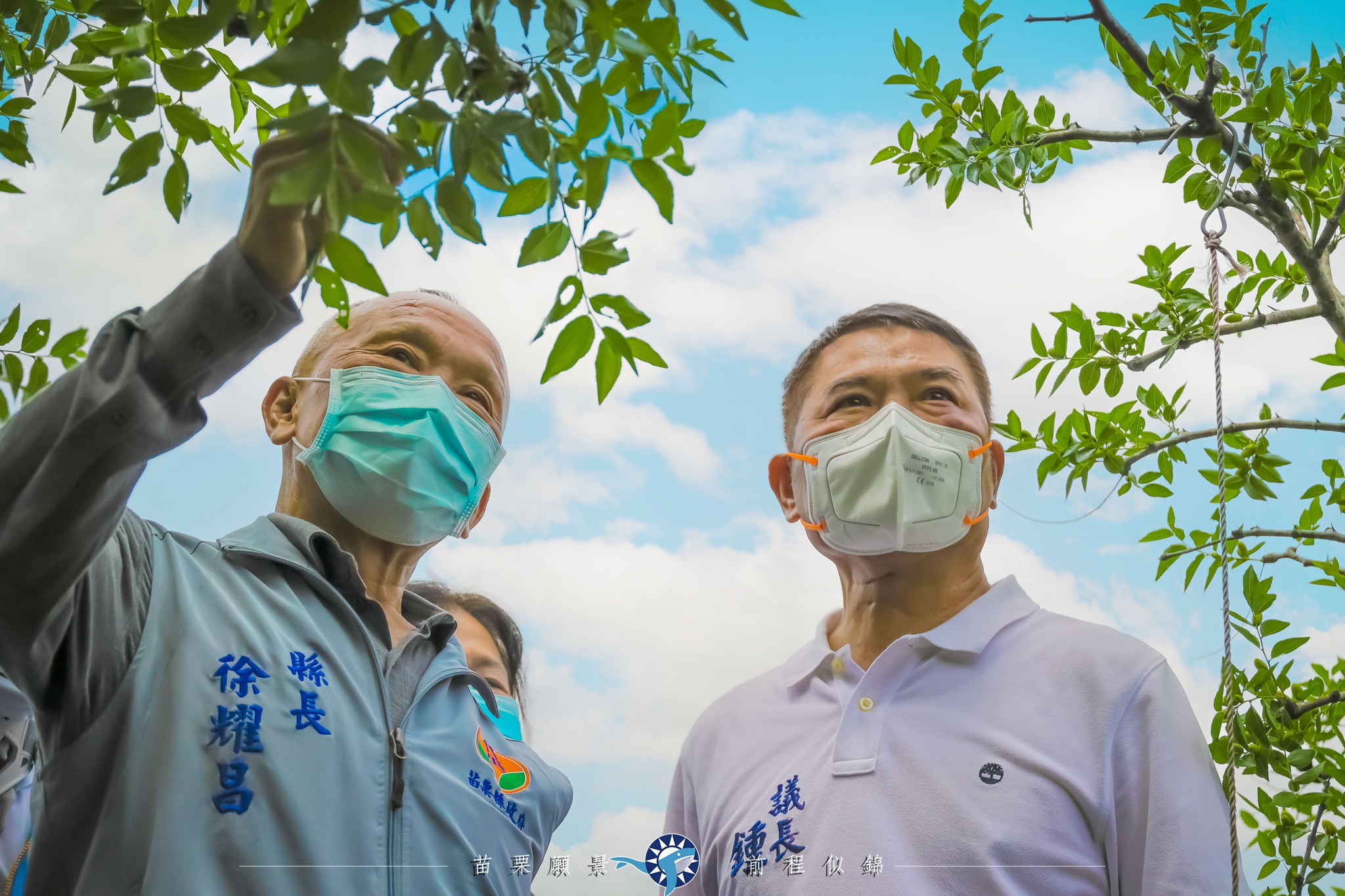 國民黨苗栗縣黨部決議「撤銷」徐耀昌(左)的黨籍,鍾東錦(右)po文表示,「對不起,我的好大哥徐耀昌縣長,真的很抱歉連累了你。」(翻攝自鍾東錦臉書)