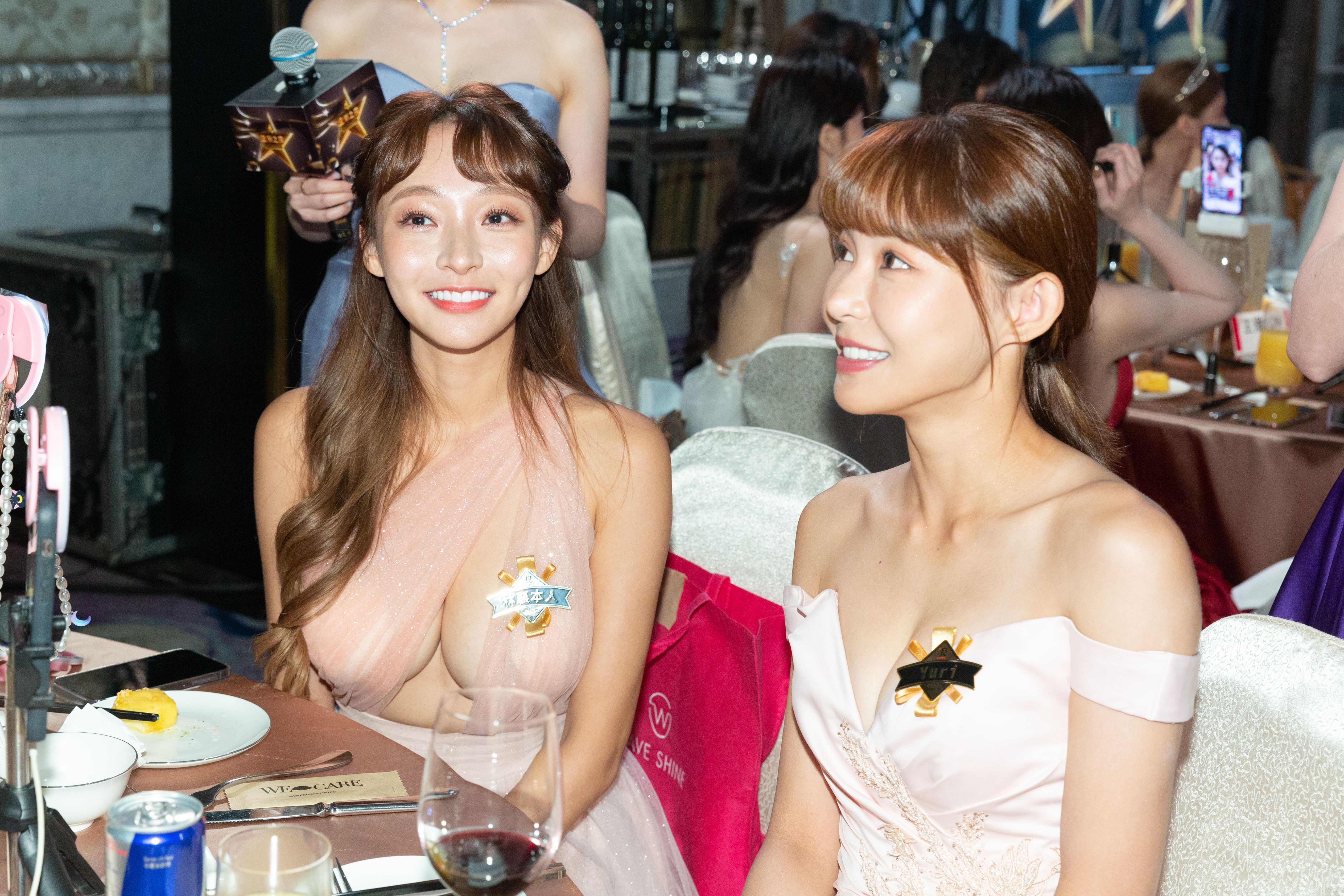 Yuri（右）、林襄（左）是台灣二大啦啦隊女神。