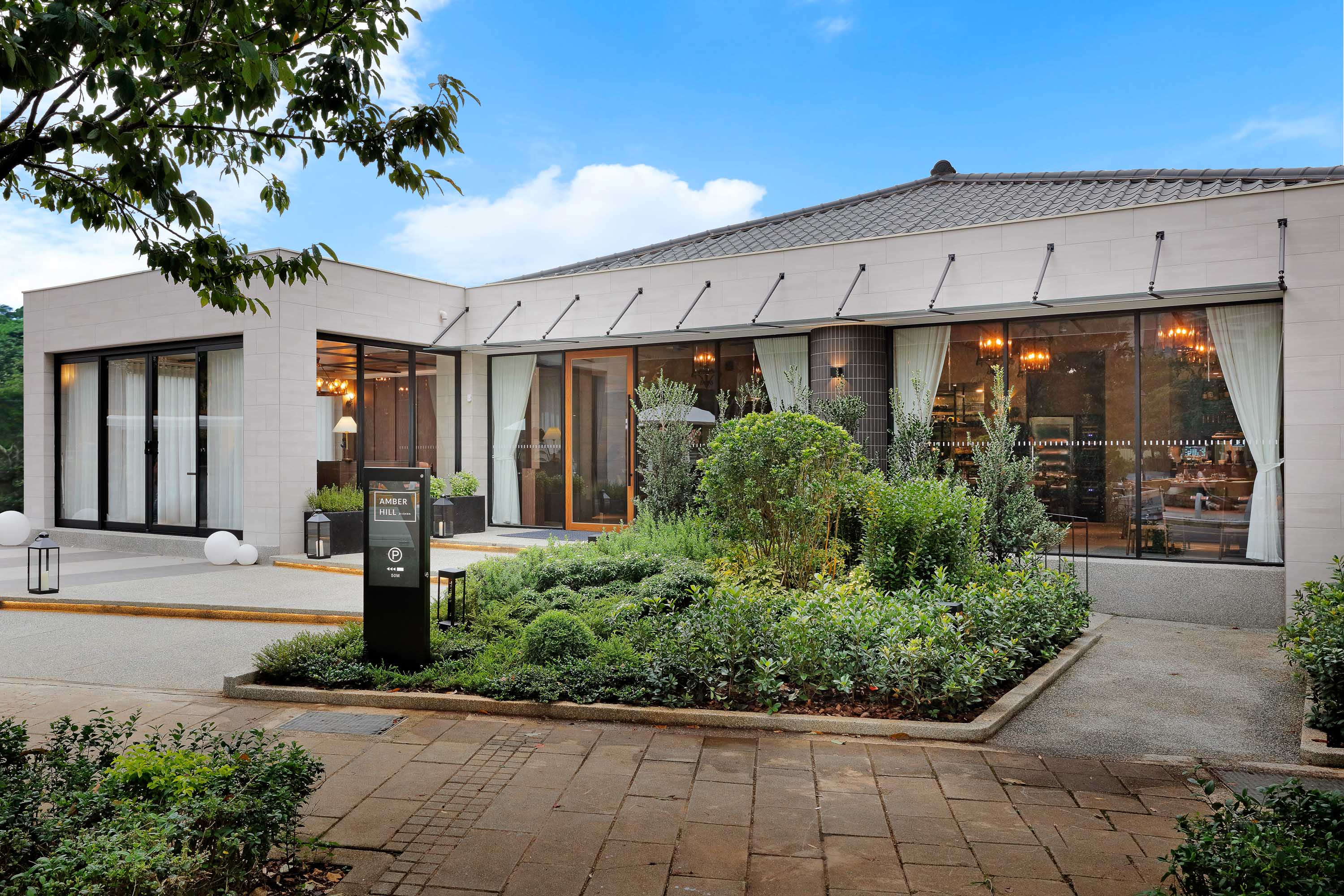 牛排教父鄧有癸師傅的新品牌「Amber Hill」，由日籍空間設計師規劃，庭園風格以延伸鄰近公園綠意為概念。（Amber Hill提供）