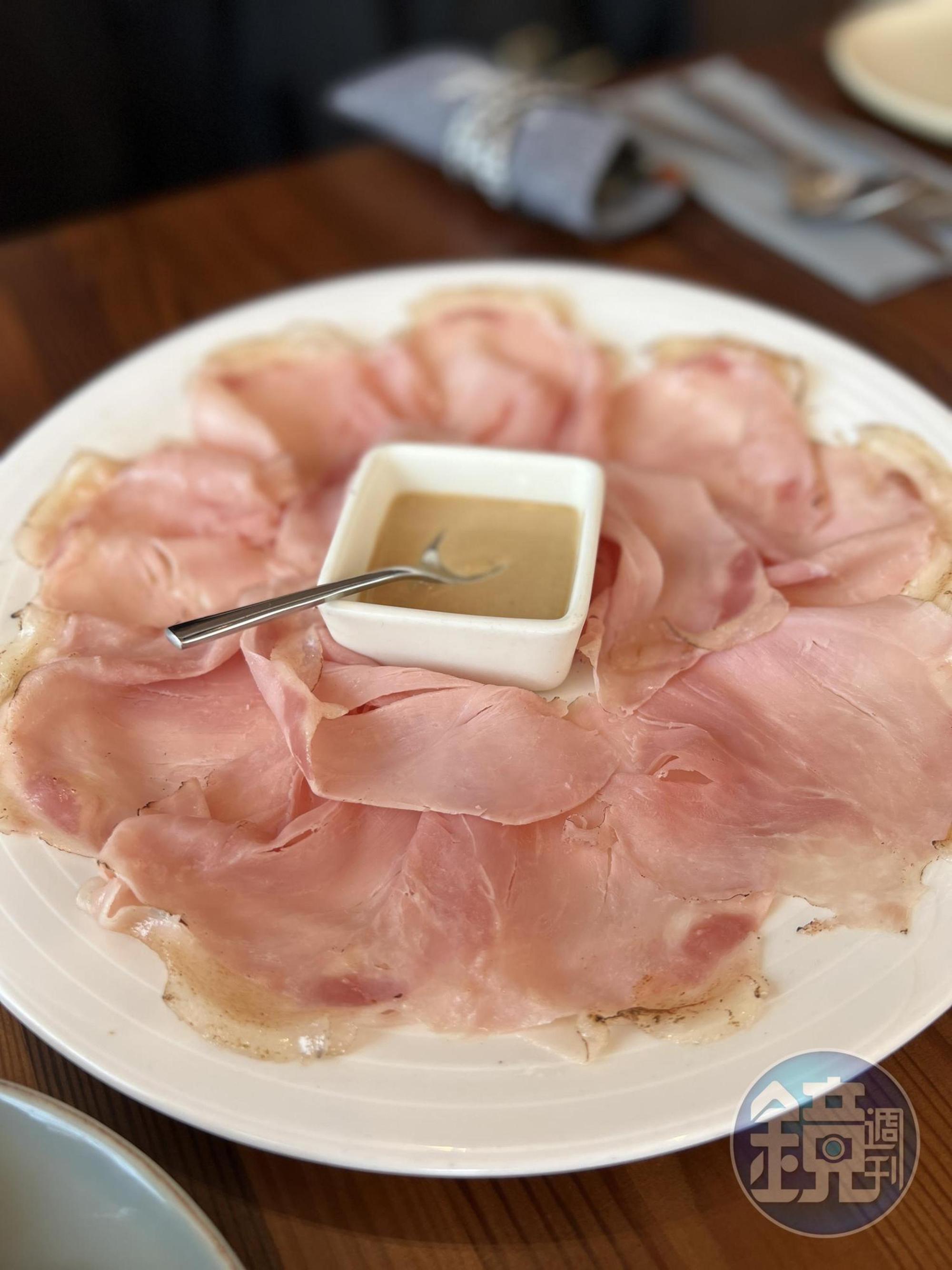 微微炙燒過的「西班牙微醺鄉村熟火腿」與芹菜籽咖啡醬,相當合拍。(580元/份)