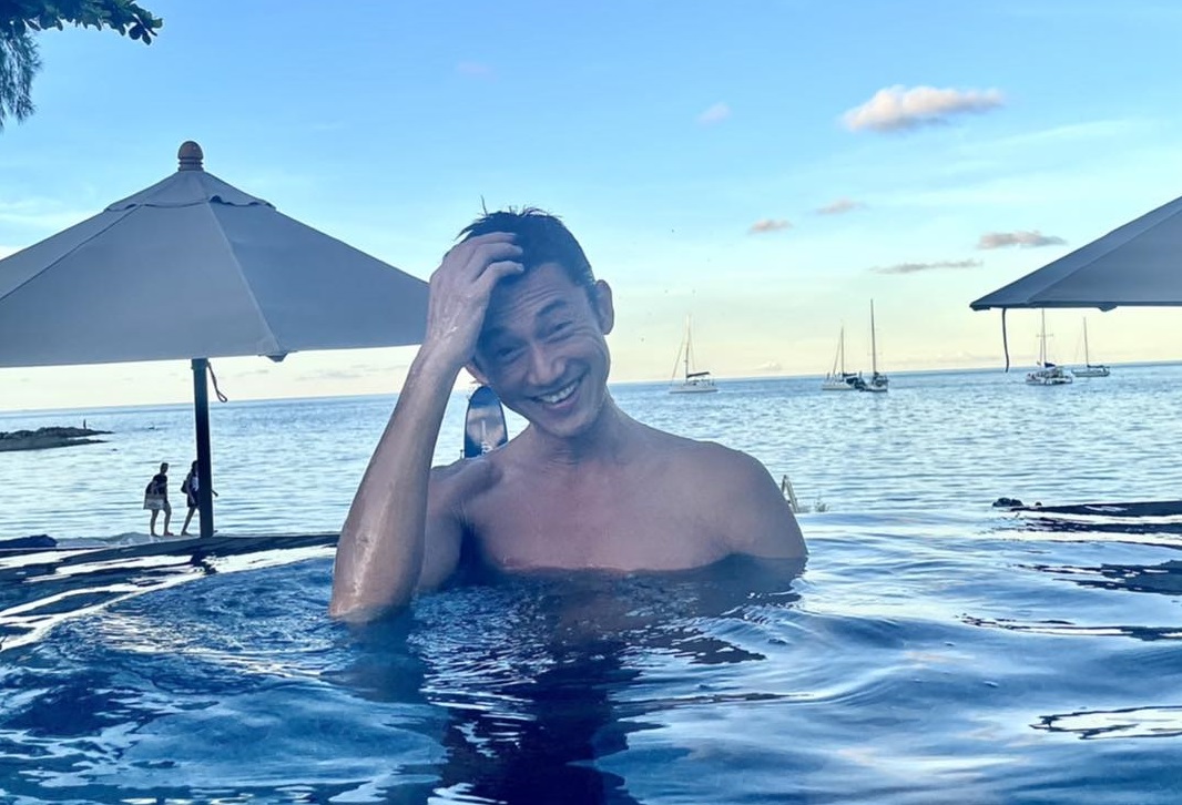 吳慷仁不慎被虎頭蜂「親一下」，他形容像是突然被某人踹一腳後，再用220V的電了一下。（翻攝自吳慷仁臉書）