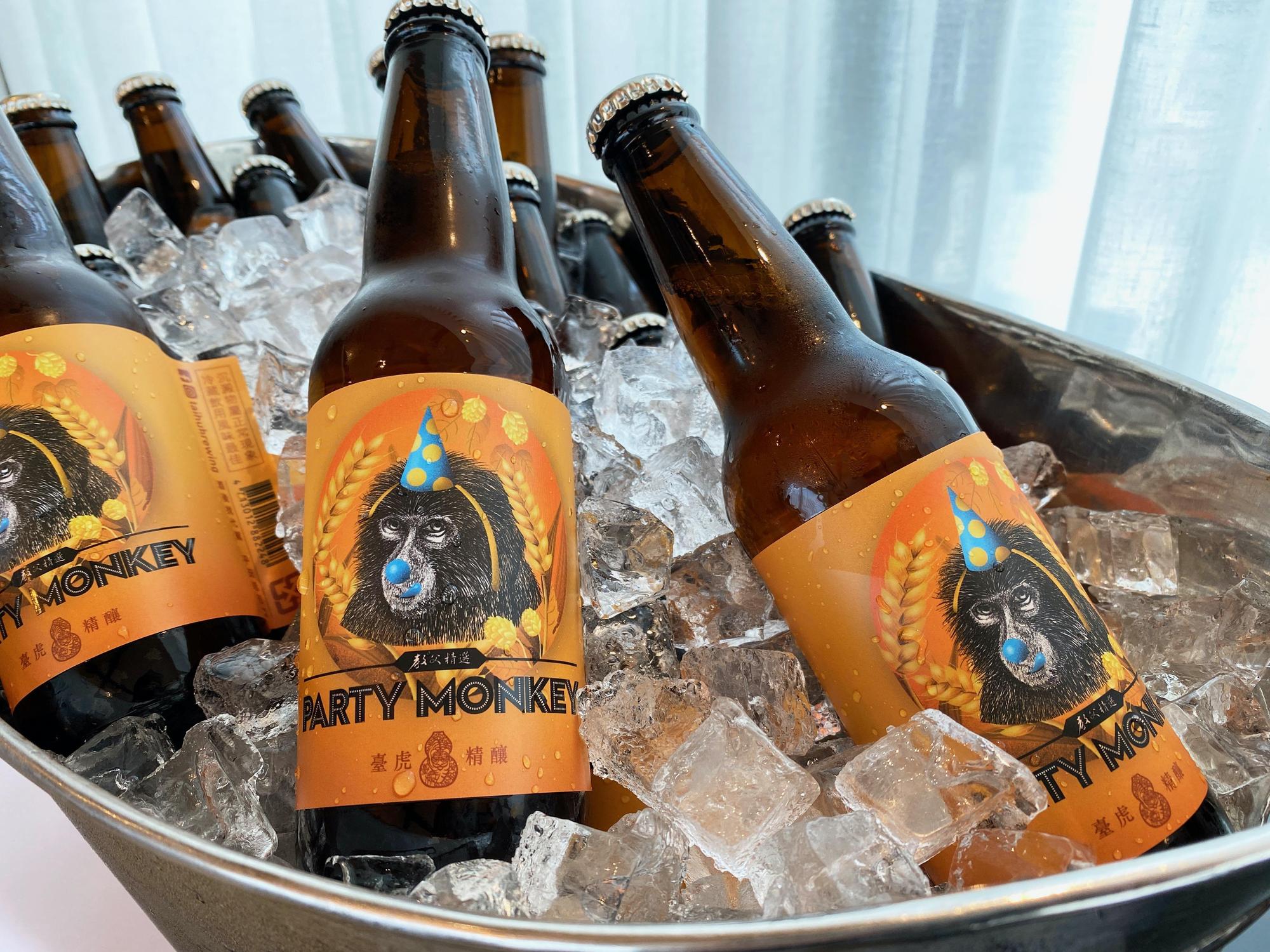 教父牛排與臺虎精釀聯名的「Party Monkey派對野猴子」,爽口易飲,適合搭配肉類。(220元/瓶)(Amber Hill提供)