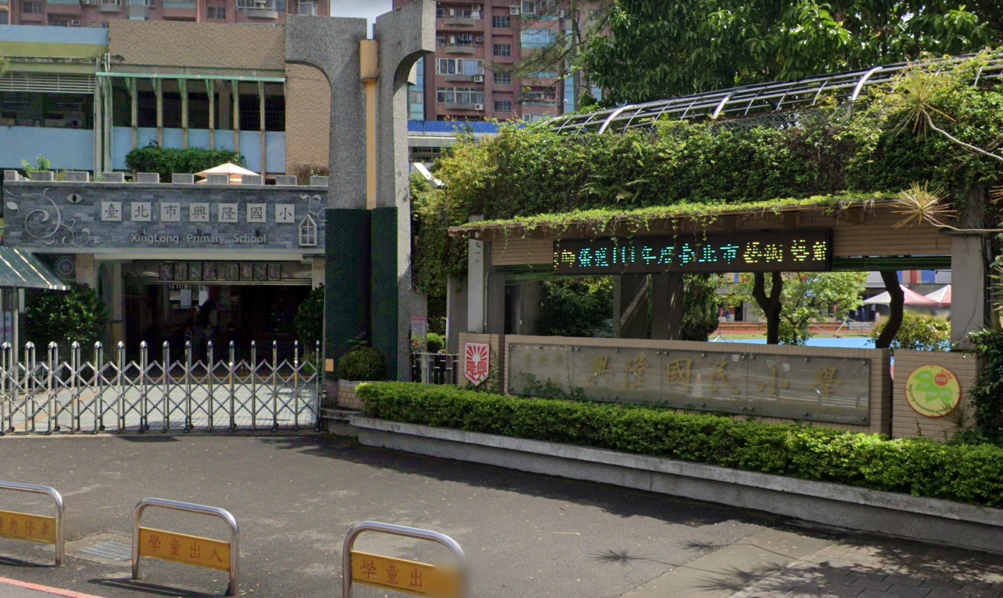 北市興隆國小校門口驚傳槍擊。（翻攝自Google Maps）