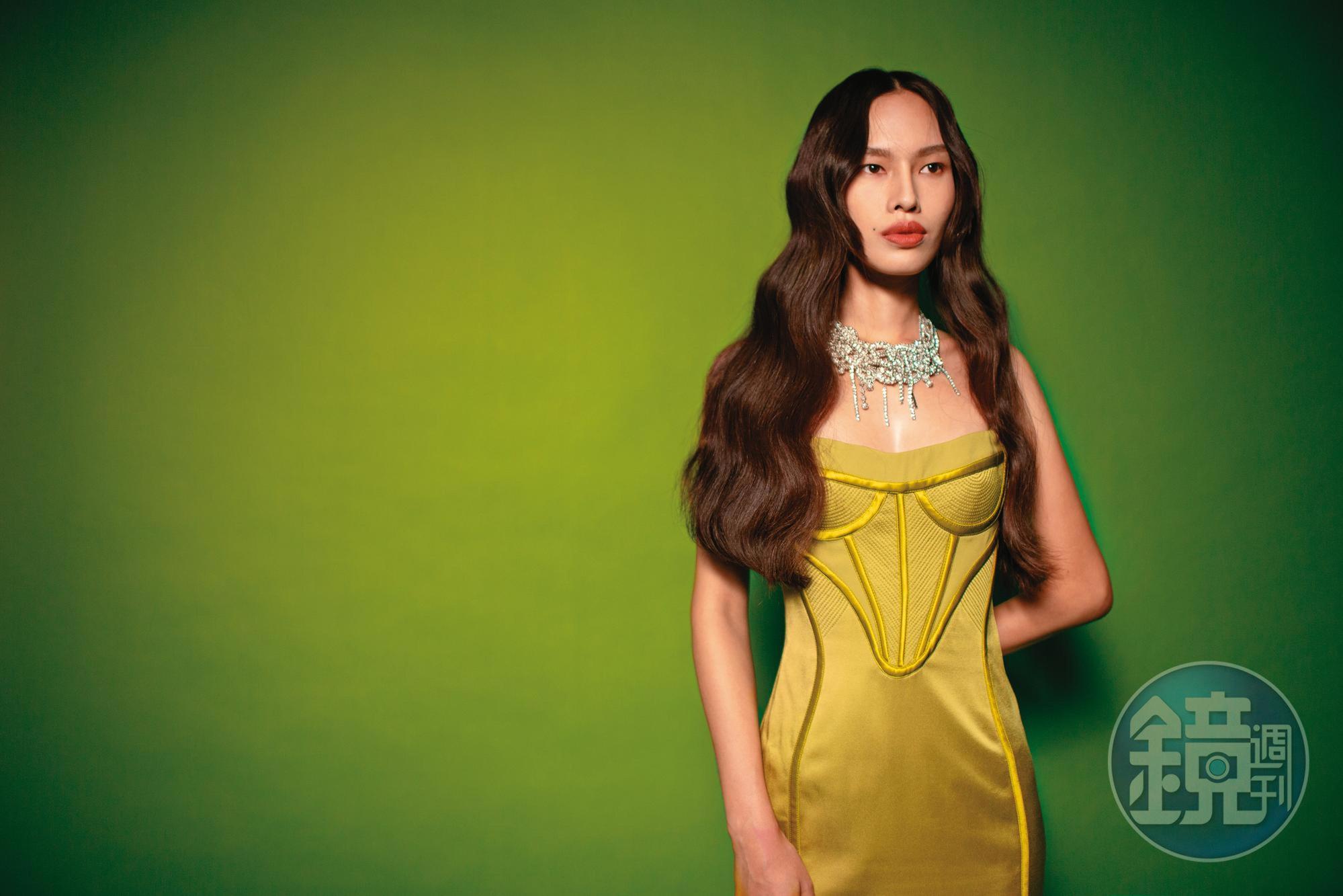 橄欖綠色馬甲禮服，NT$314,500，by VERSACE；金屬項鍊，NT$1,499，by H&M。