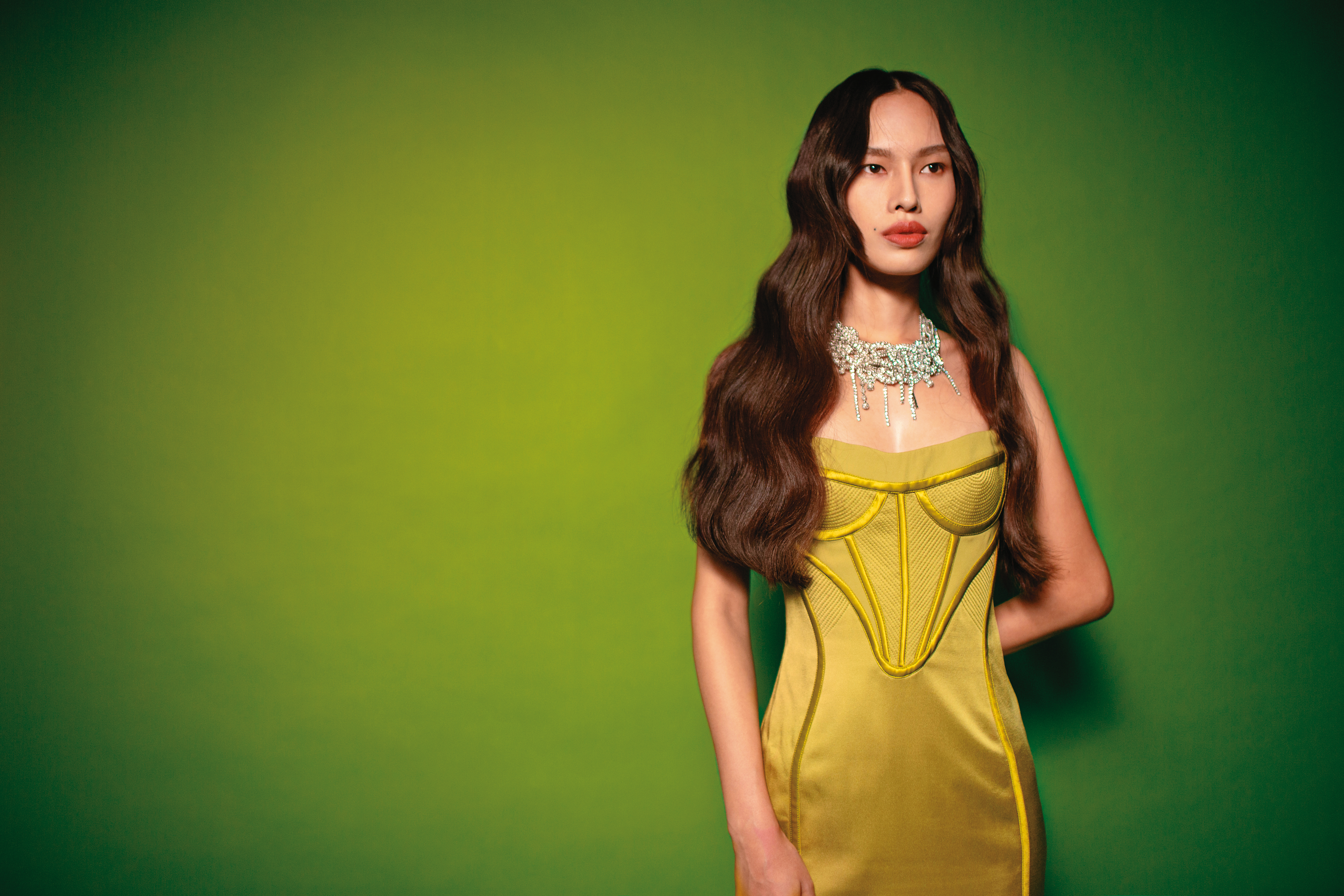 橄欖綠色馬甲禮服，NT$314,500，by VERSACE；金屬項鍊，NT$1,499，by H&M。