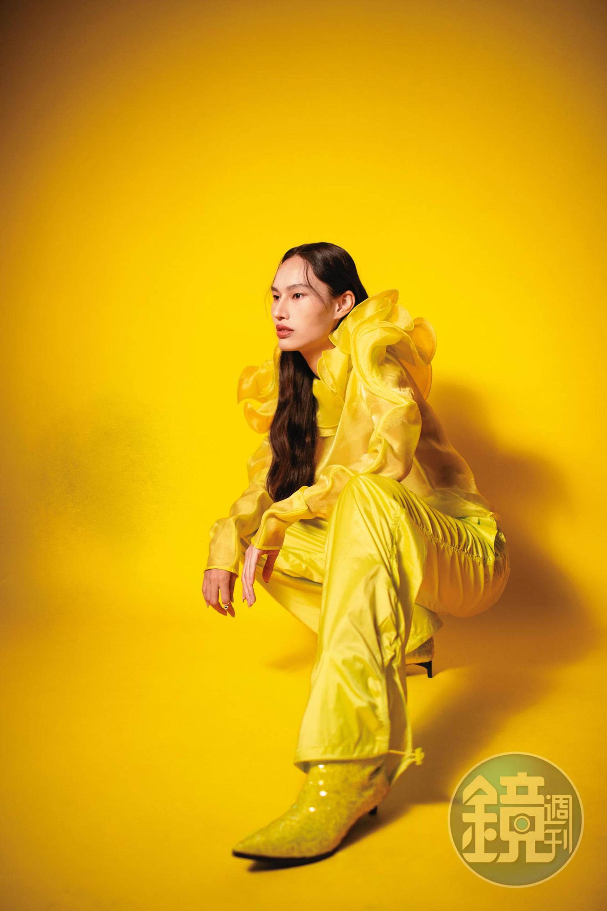 造型上衣，NT$2,999，by H&M；加大版寬褲，NT$1,999，by H&M；水鑽短靴，NT$5,999，by H&M；綠葫蘆戒指，價格店洽，by Qeelin。