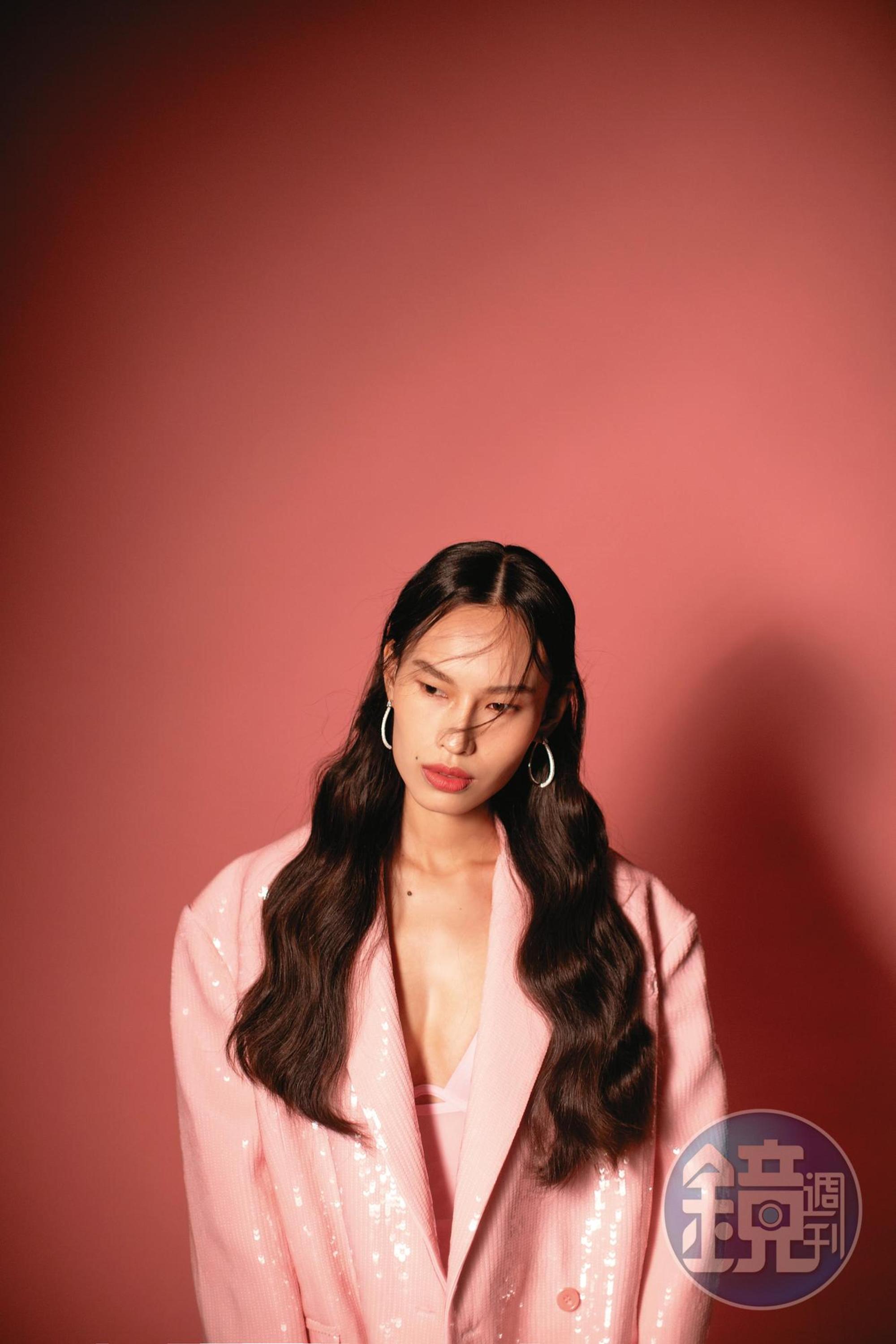 加大版西裝外套，NT$7,999，by H&M；連體衣，NT$1,999，by H&M；橢圓耳環飾梨形鋯石，NT$11,400，by APM MONACO。