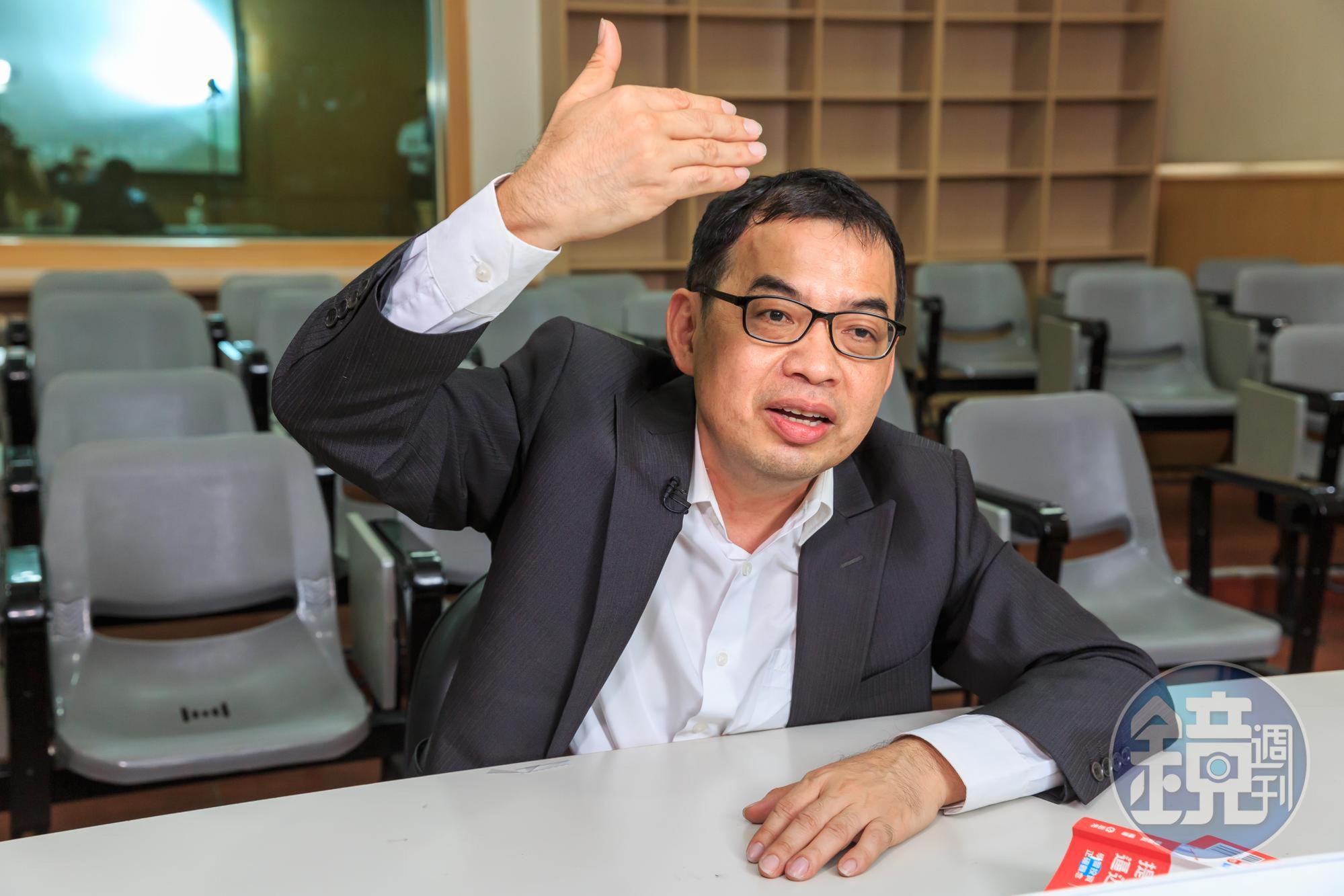 億元教授鄭廳宜認為整體股市仍會跌，耐心等待國泰金跌到35元可進場。