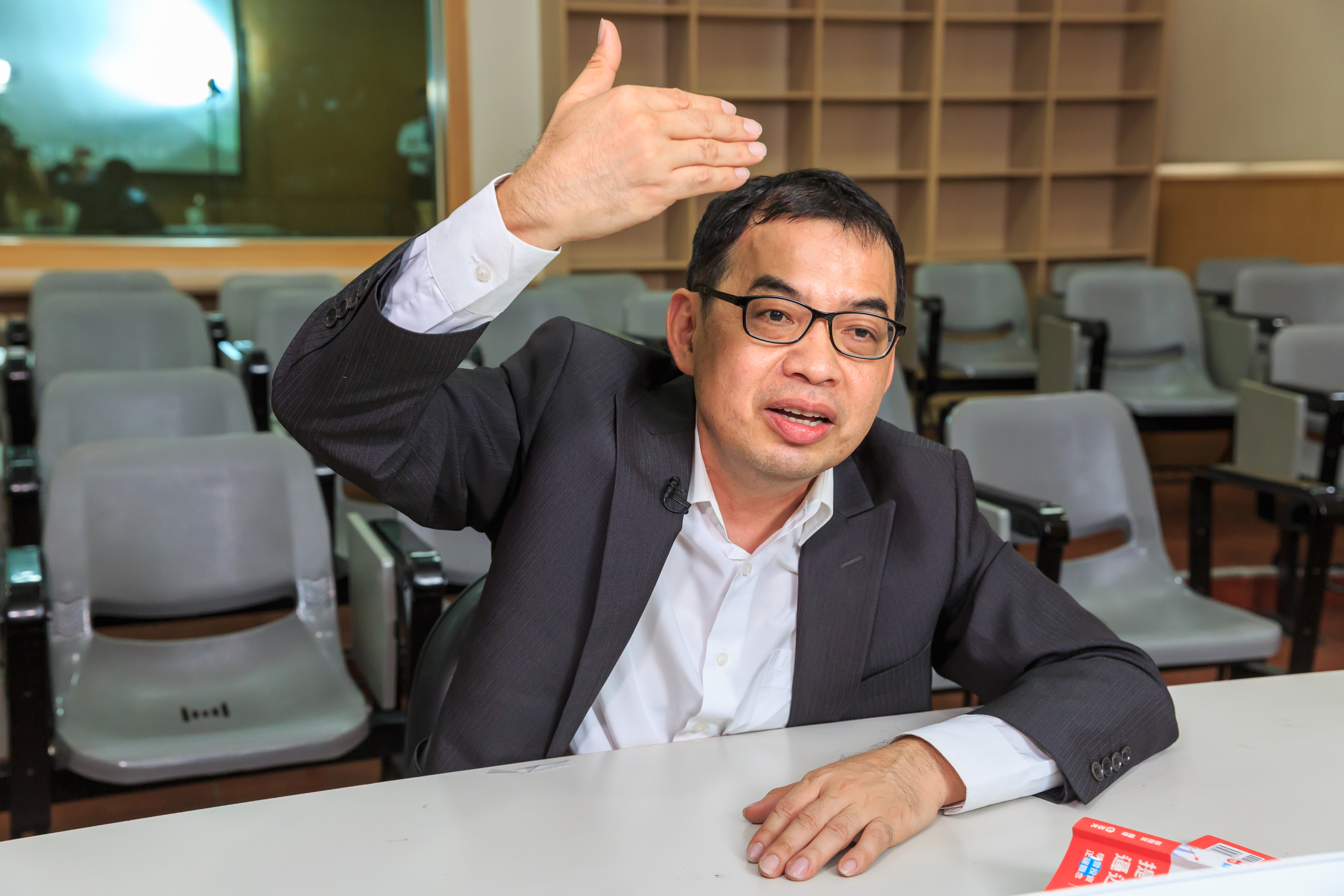 億元教授鄭廳宜認為整體股市仍會跌，耐心等待國泰金跌到35元可進場。