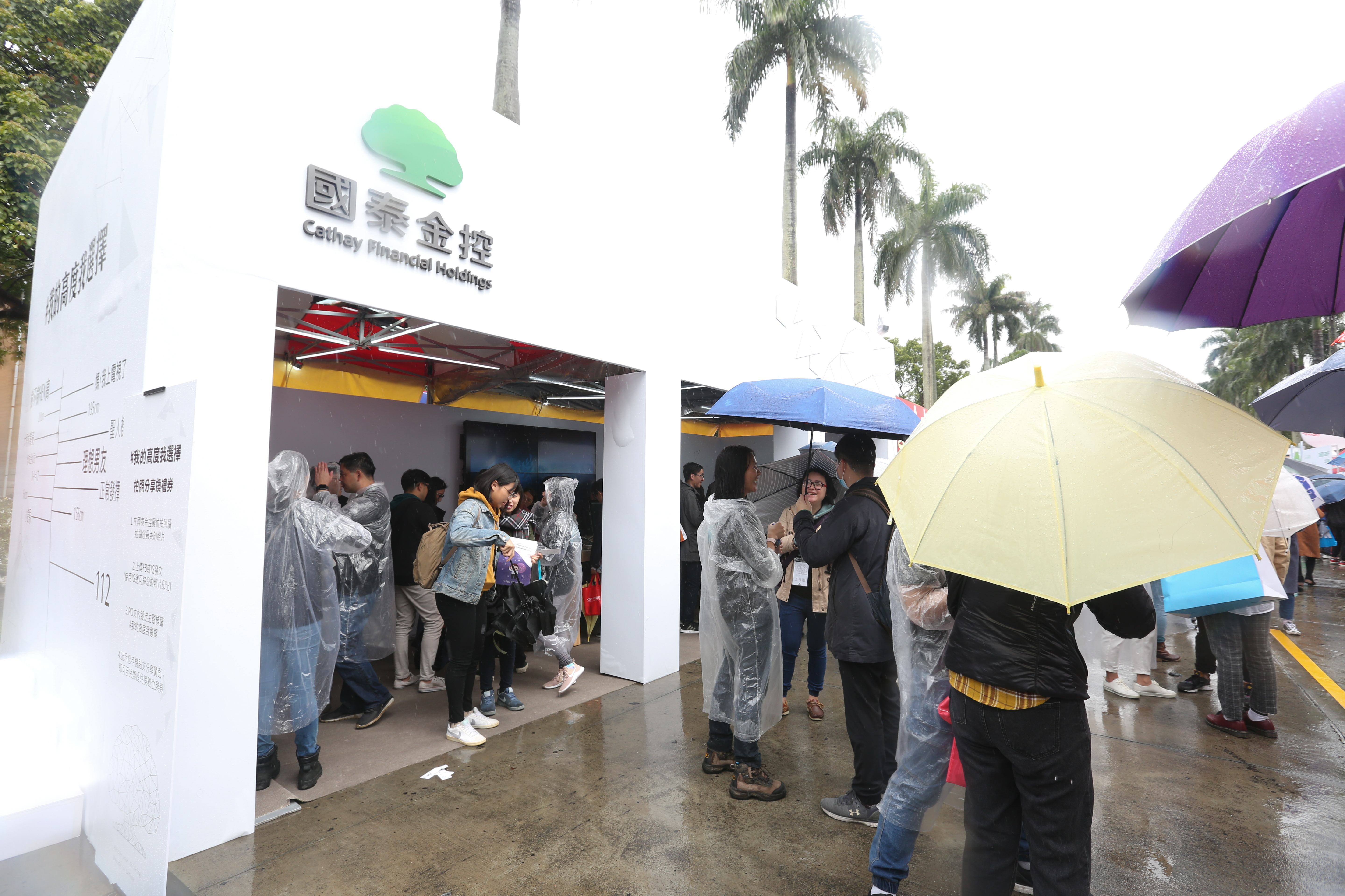 金控雙雄富邦金（2881）、國泰金（2882）股價續探底，面臨50元、40元保衛戰。