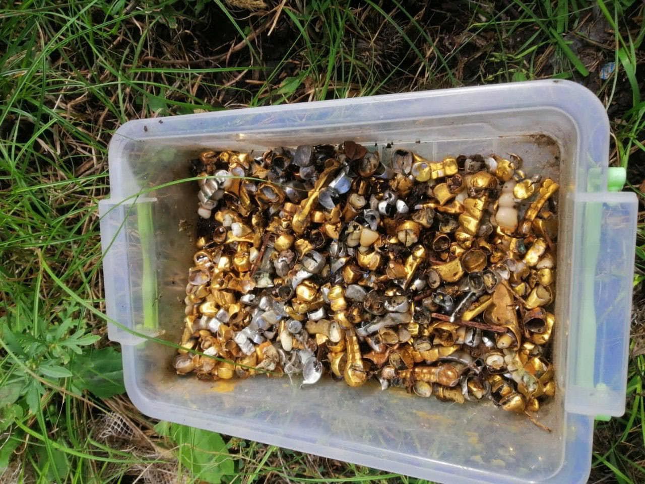 俄軍拷問室現場搜出一盒裝滿各式假牙的盒子。(翻攝Сергій Болвінов臉書)