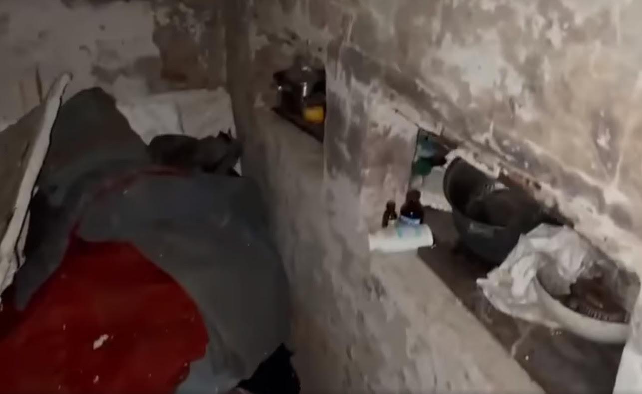 俄軍實施酷刑場所曝光,關押平民戰俘的地點髒亂。(翻攝推特@The5HbK)