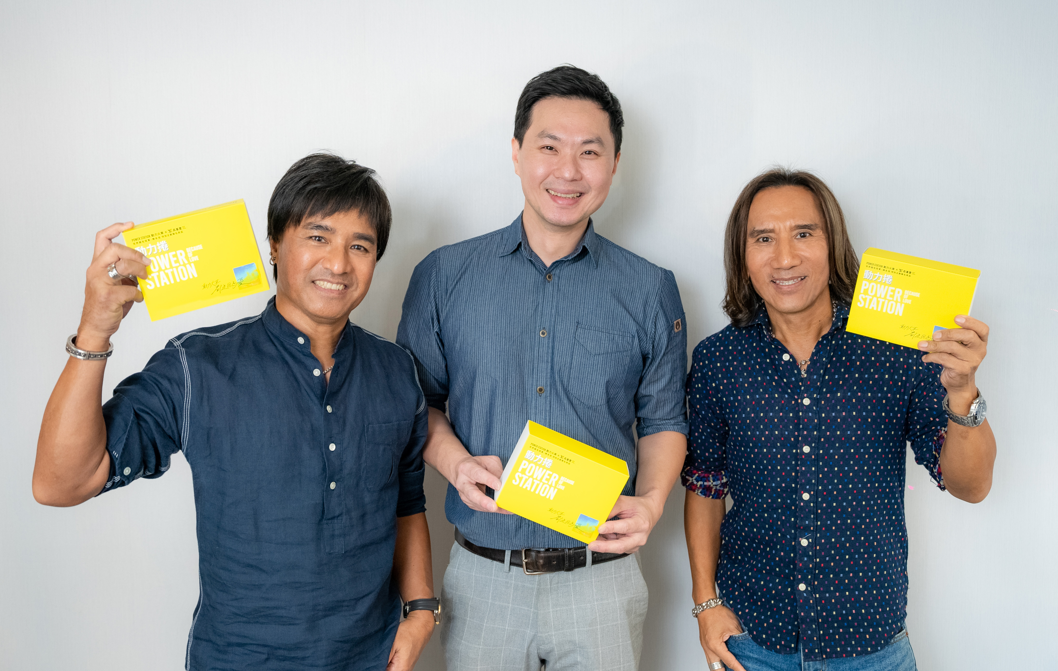 動力火車與世界麵包冠軍師傅陳永信（中）攜手，推出限定聯名商品「動力捲」。（華研國際提供）