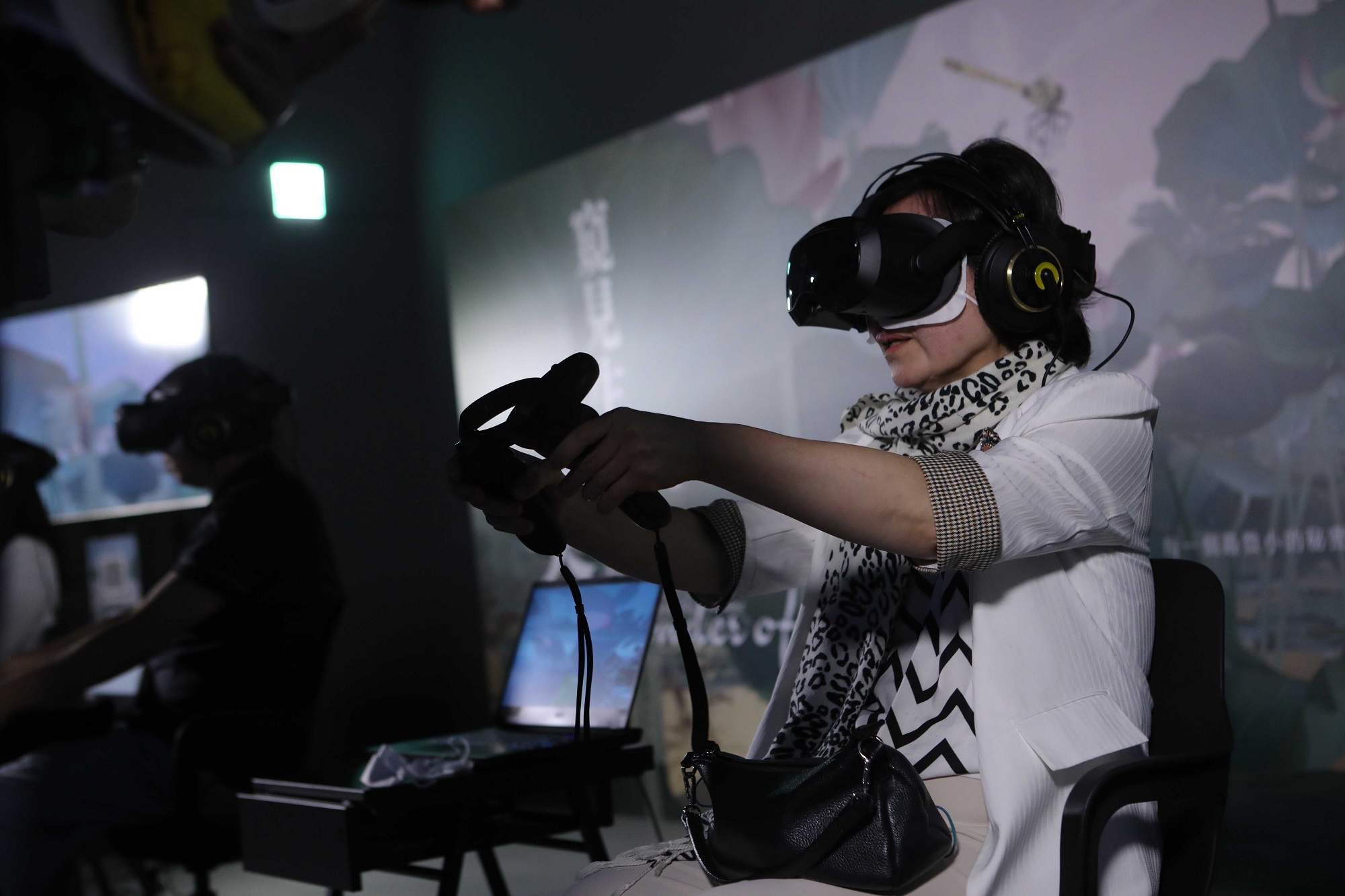 記者會上觀眾體驗《蓮池》VR之美。（公視提供）