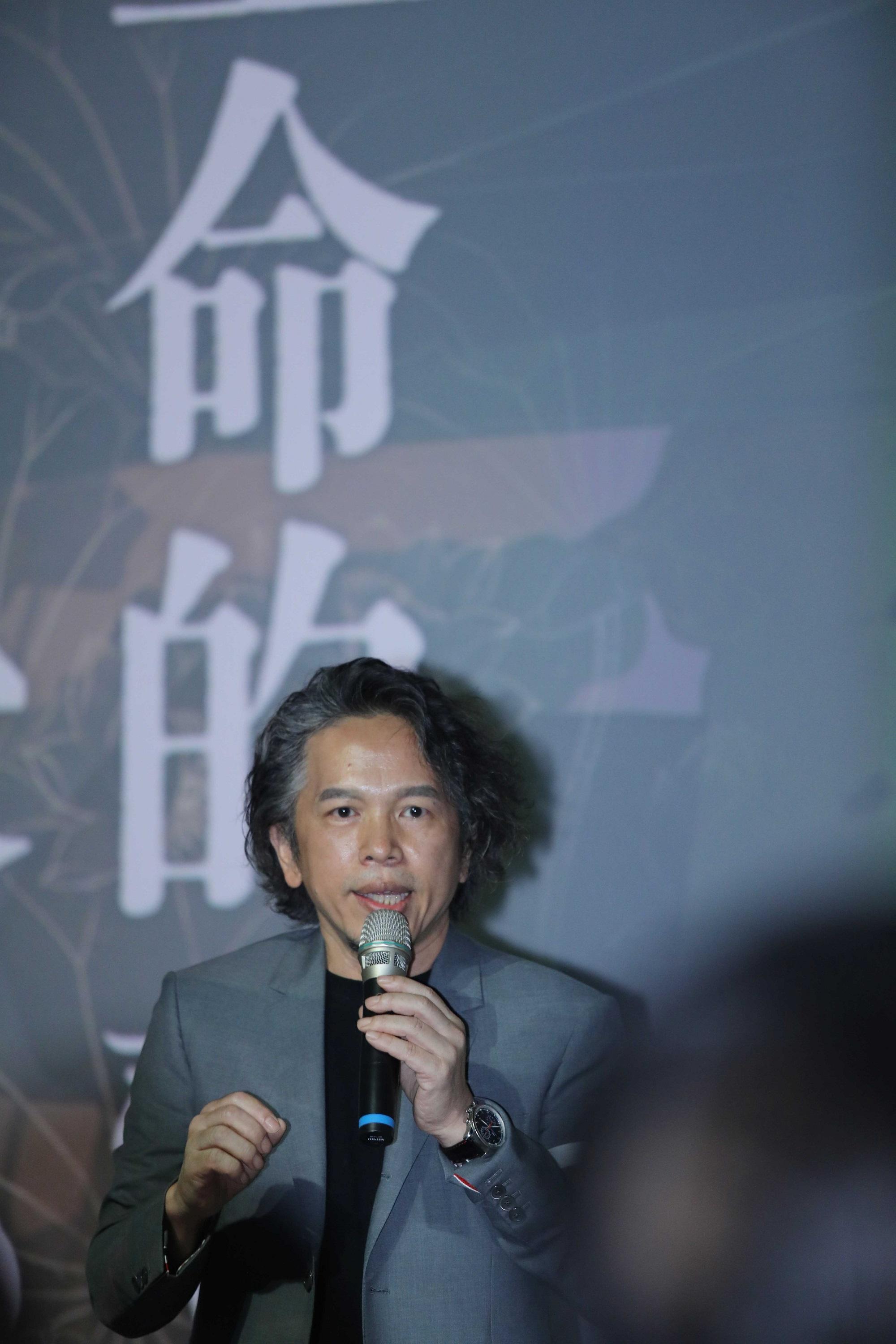導演張文杰創作《林玉山蓮池寫生─窺見生命的奧妙》時,曾拜訪林玉山之子林柏亭,尋找其創作理念。(公視提供)