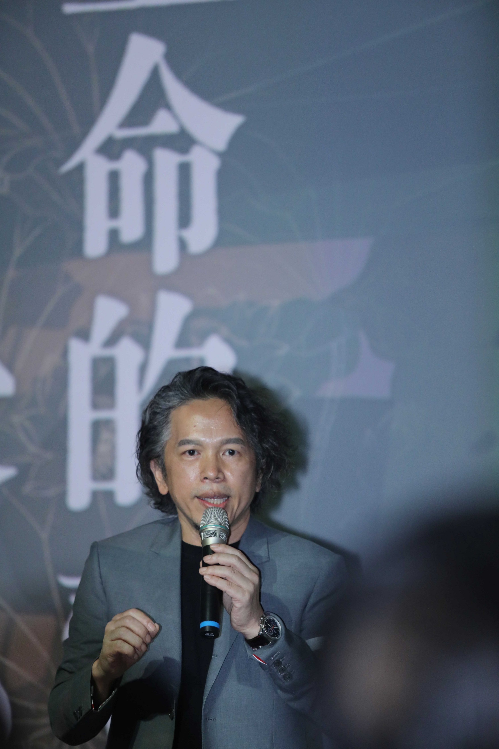 導演張文杰創作《林玉山蓮池寫生─窺見生命的奧妙》時,曾拜訪林玉山之子林柏亭,尋找其創作理念。(公視提供)