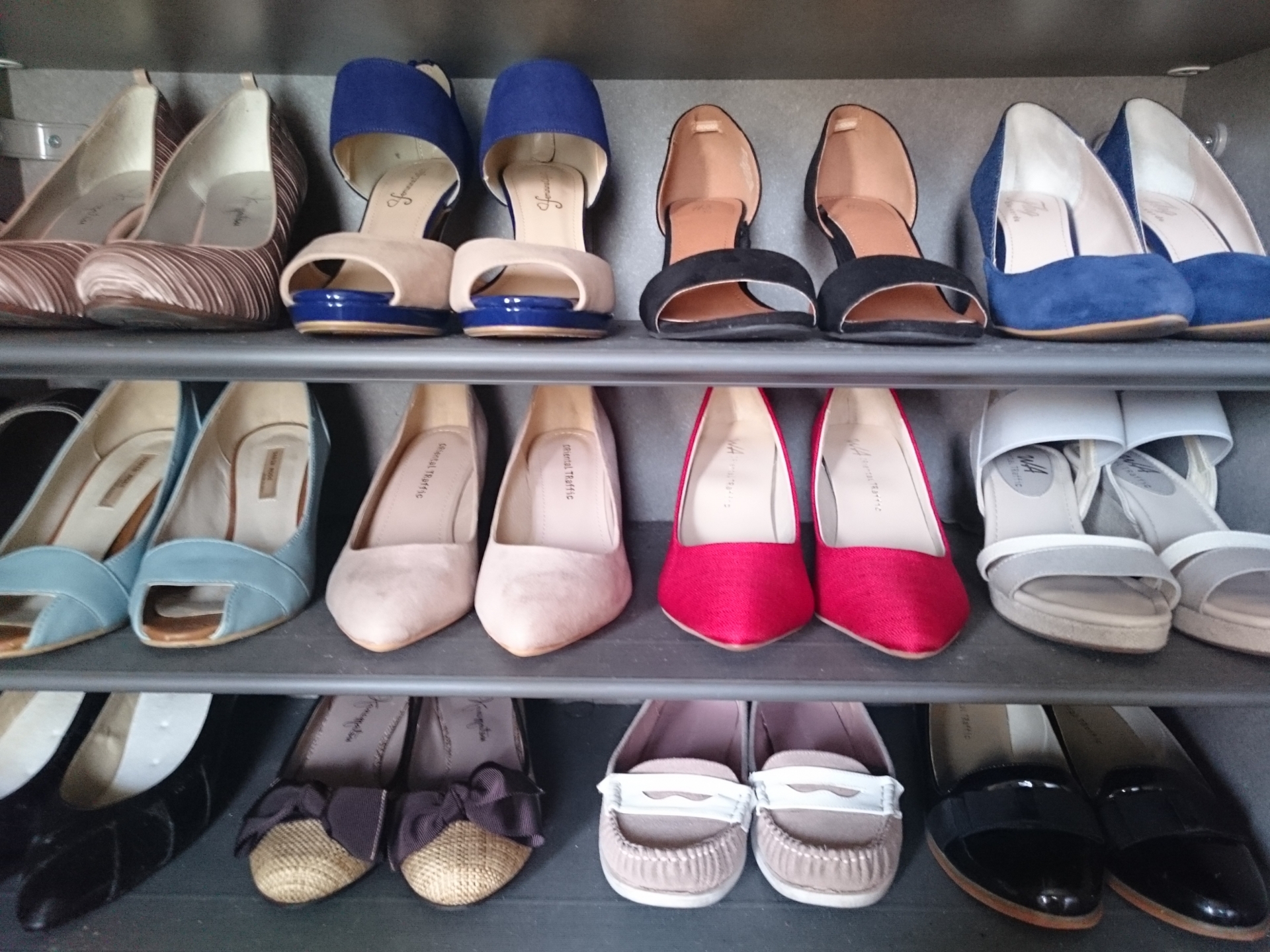 張姓男子潛入嘉義某公寓樓梯間，竟當場脫褲並偷聞人妻高跟鞋打手槍。（示意圖，photoAC）