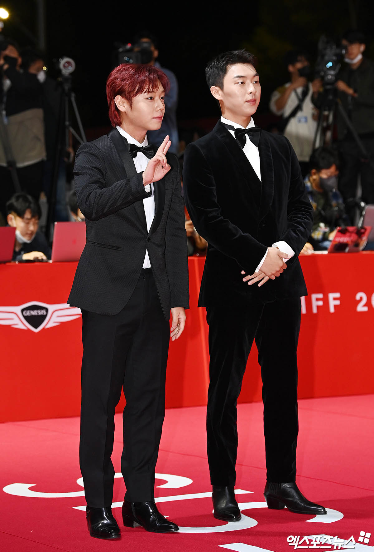 朴志訓（左）、崔顯旭合作連續劇《弱美男英雄》，兩新生代演員登上紅毯吸引熱烈尖叫聲。（翻攝自xportsnews）