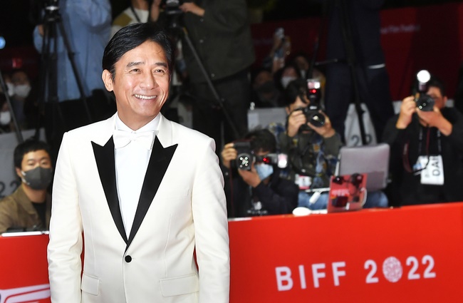 梁朝偉獲邀出席第27屆釜山影展，他今以白西裝走紅毯，成為鎂光燈焦點。（翻攝自Newsen）