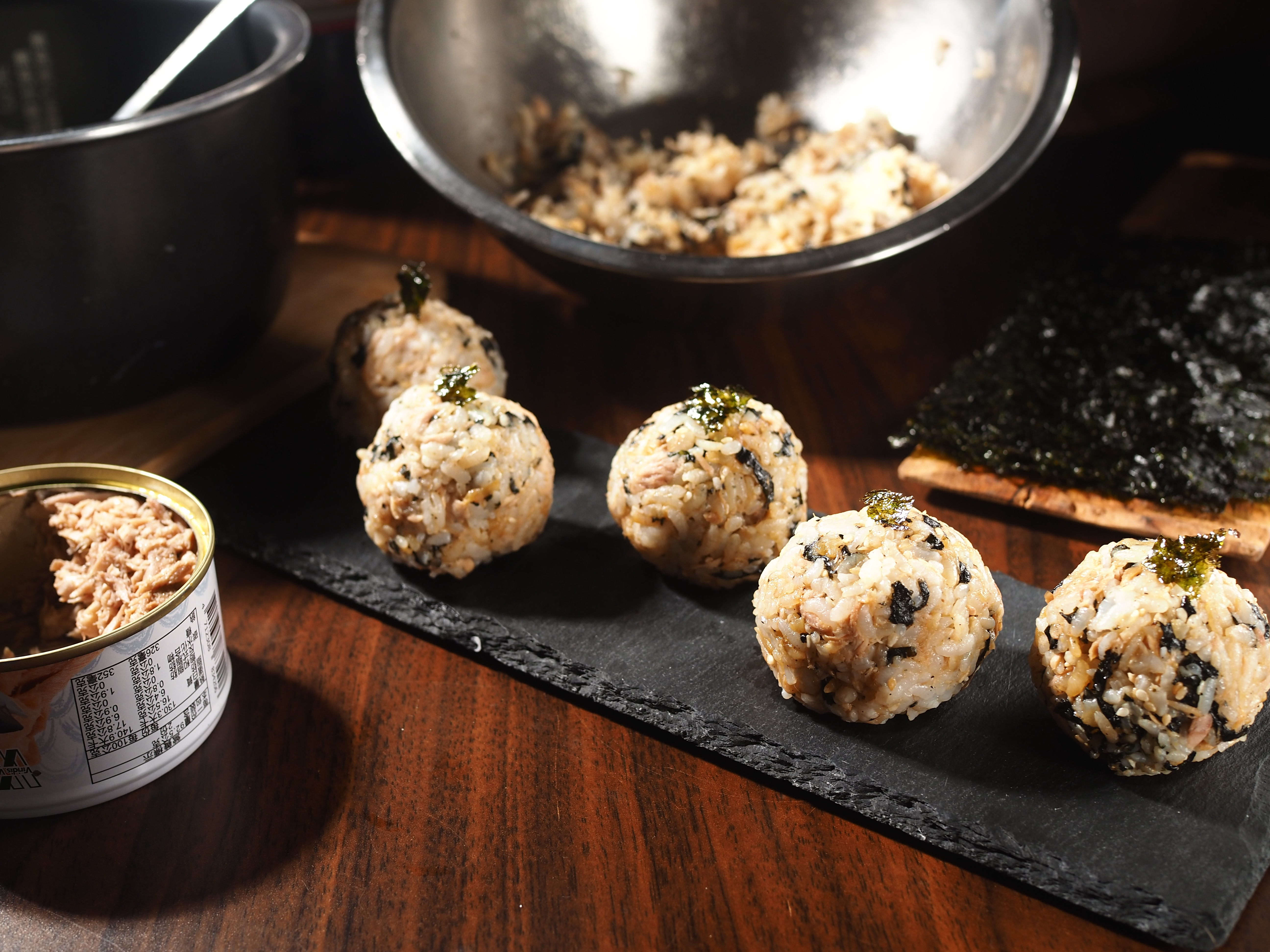 韓式餐廳裡常出現的手抓「拳頭飯」，在家準備簡單材料就能做。