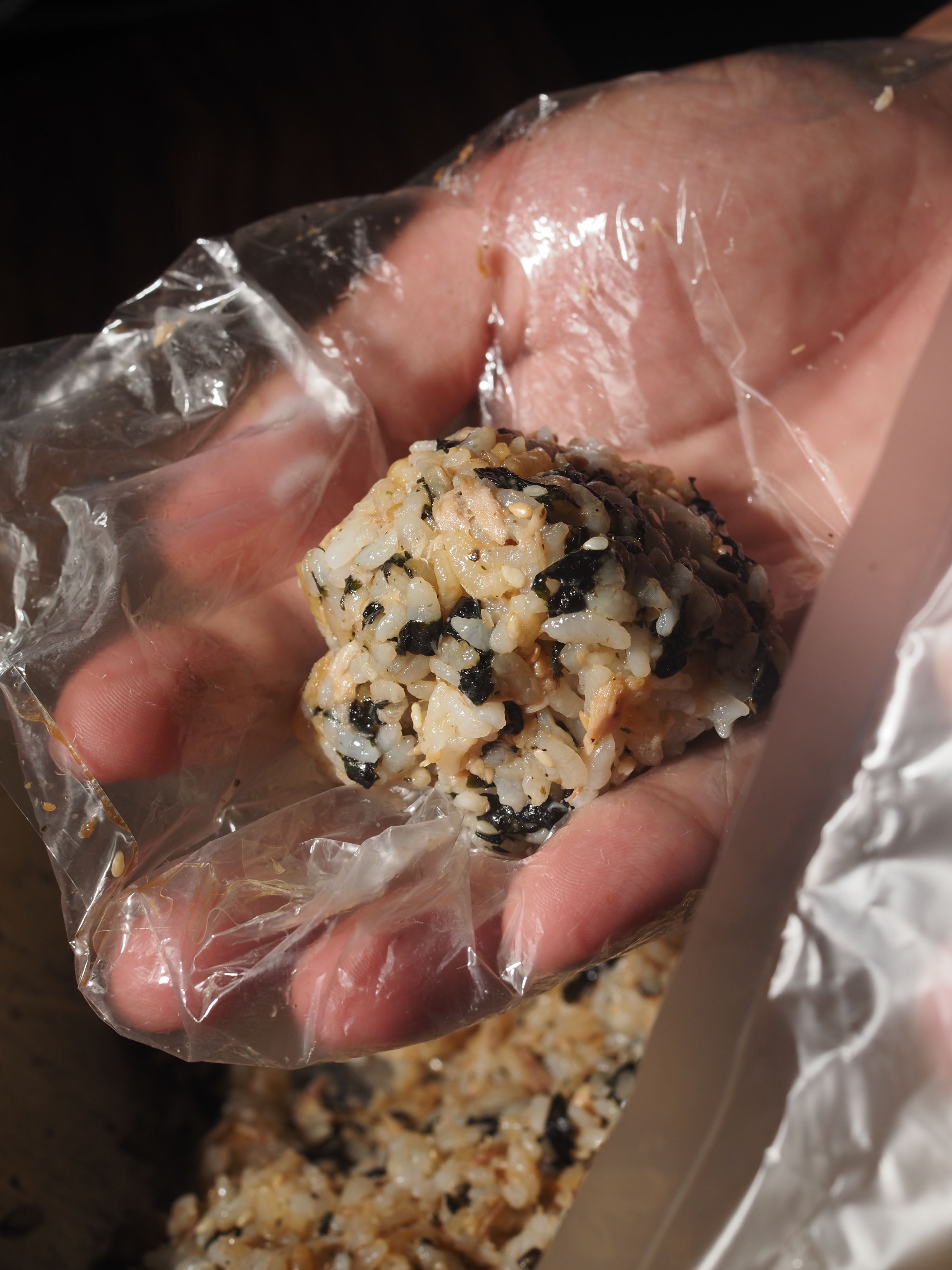 捏成大概1至2口大的尺寸。