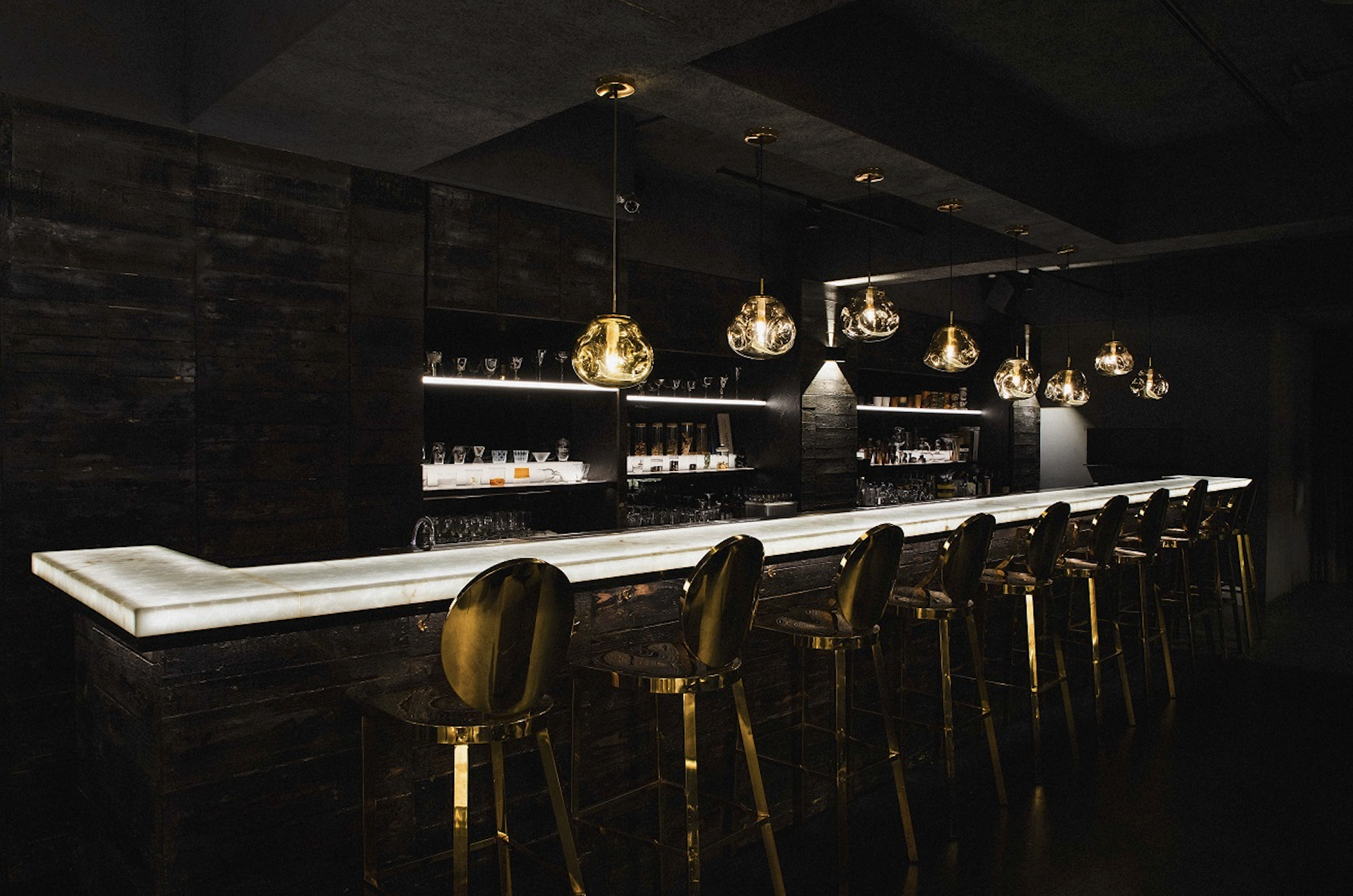 入口隱藏在大樓之間隱蔽防火巷弄的PUN強調五感體驗。(信義幹線Bar Hopping 提供)