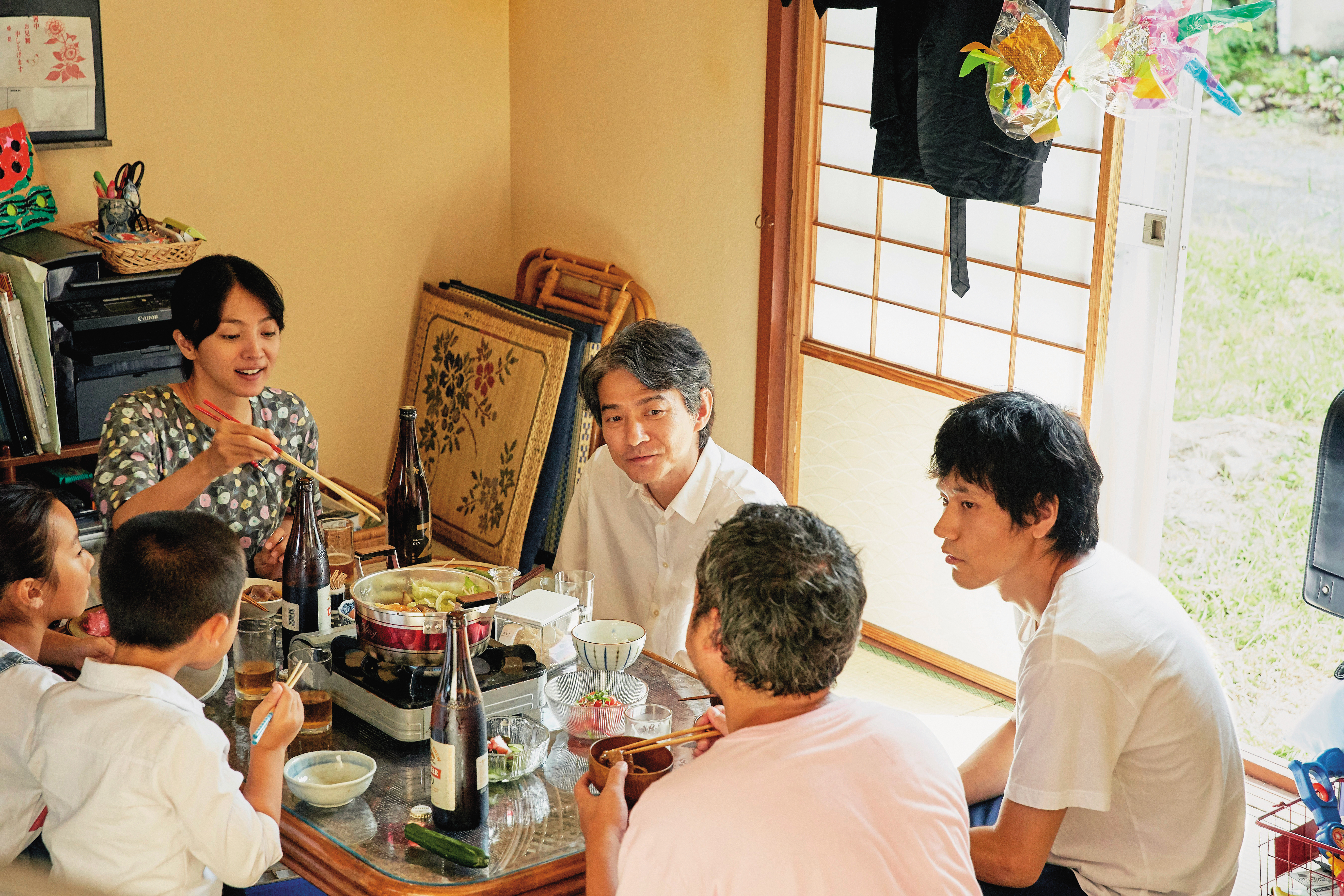 吉岡秀隆（右三）本想偷偷和兒子吃壽喜燒，卻引來松山研一（右一）等「牟呼栗多社區」居民闖入共食。（政駒實業提供）