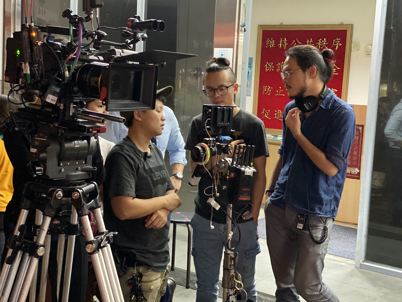 律師出身的導演唐福睿（右二）因為喜歡電影赴美攻讀電影導演碩士。（傳影互動提供）