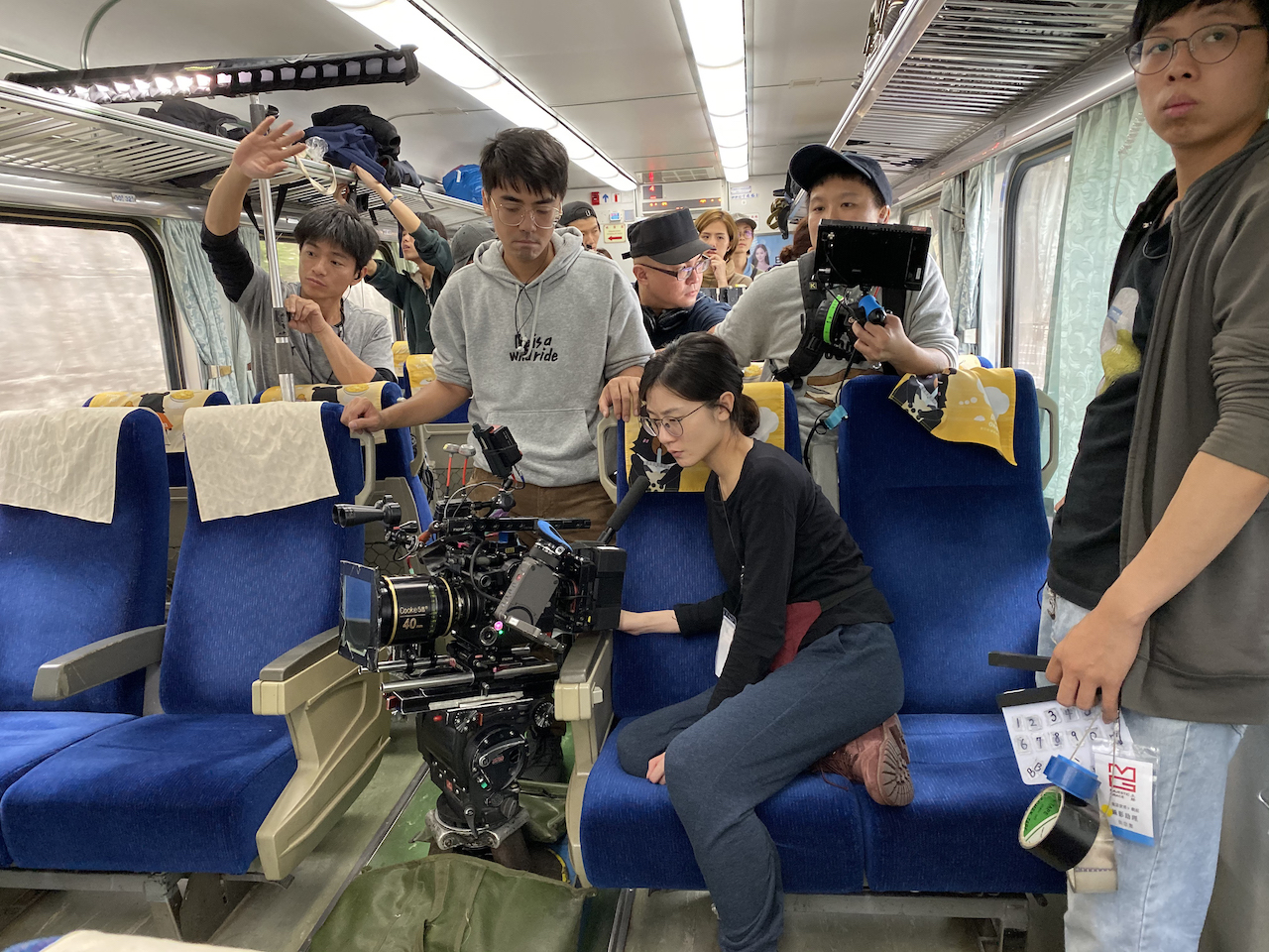 攝影指導鍾艾（前中）在《童話・世界》第一次為電影掌鏡。（傳影互動提供）