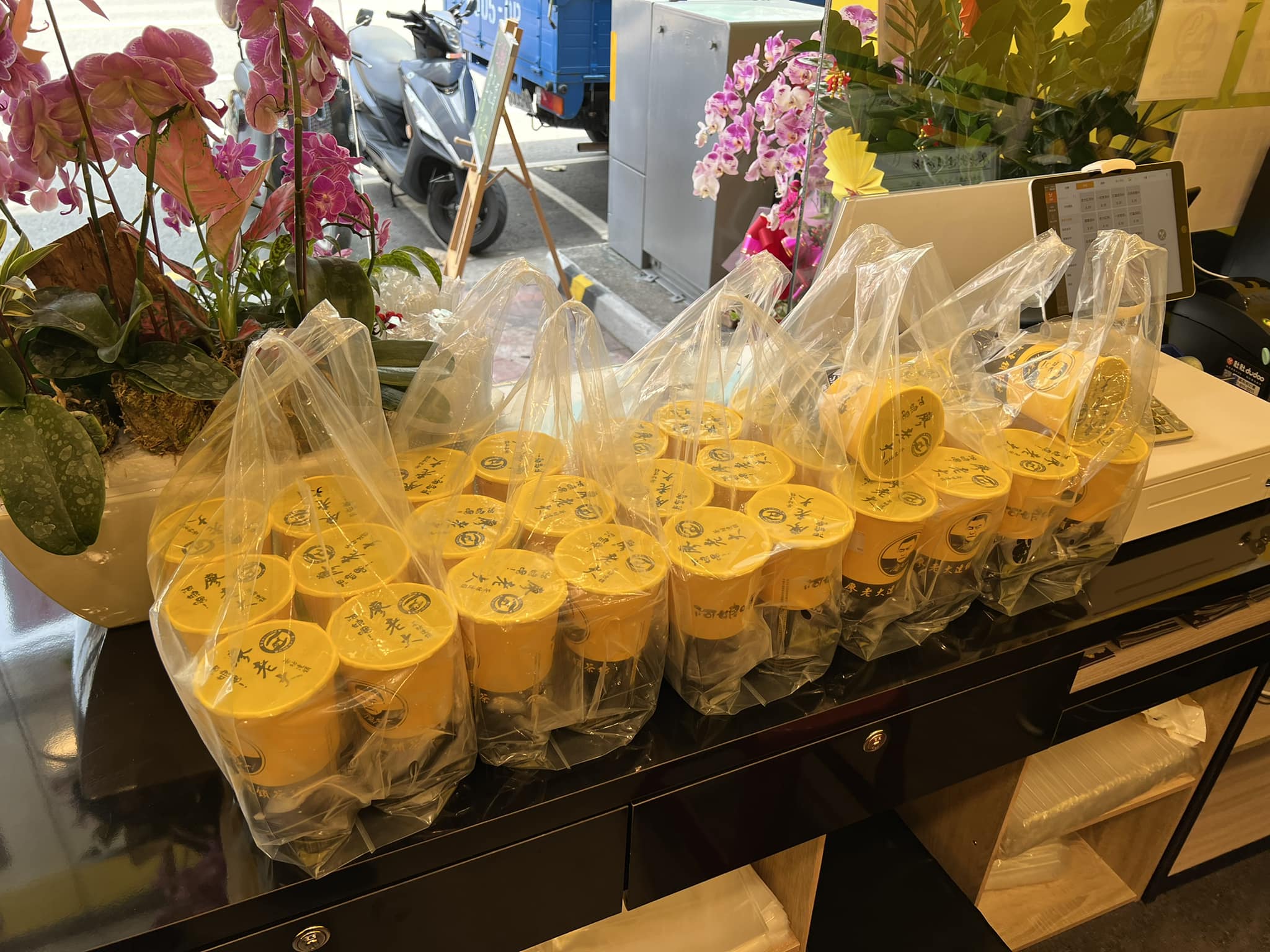 廖老大嘉義民族733店的老闆在臉書發文，表示希望用優惠價格，讓民眾暫時忘記品牌形象。（翻攝自阿娘喂！廖老大茶坊連鎖 嘉義民族733店臉書）