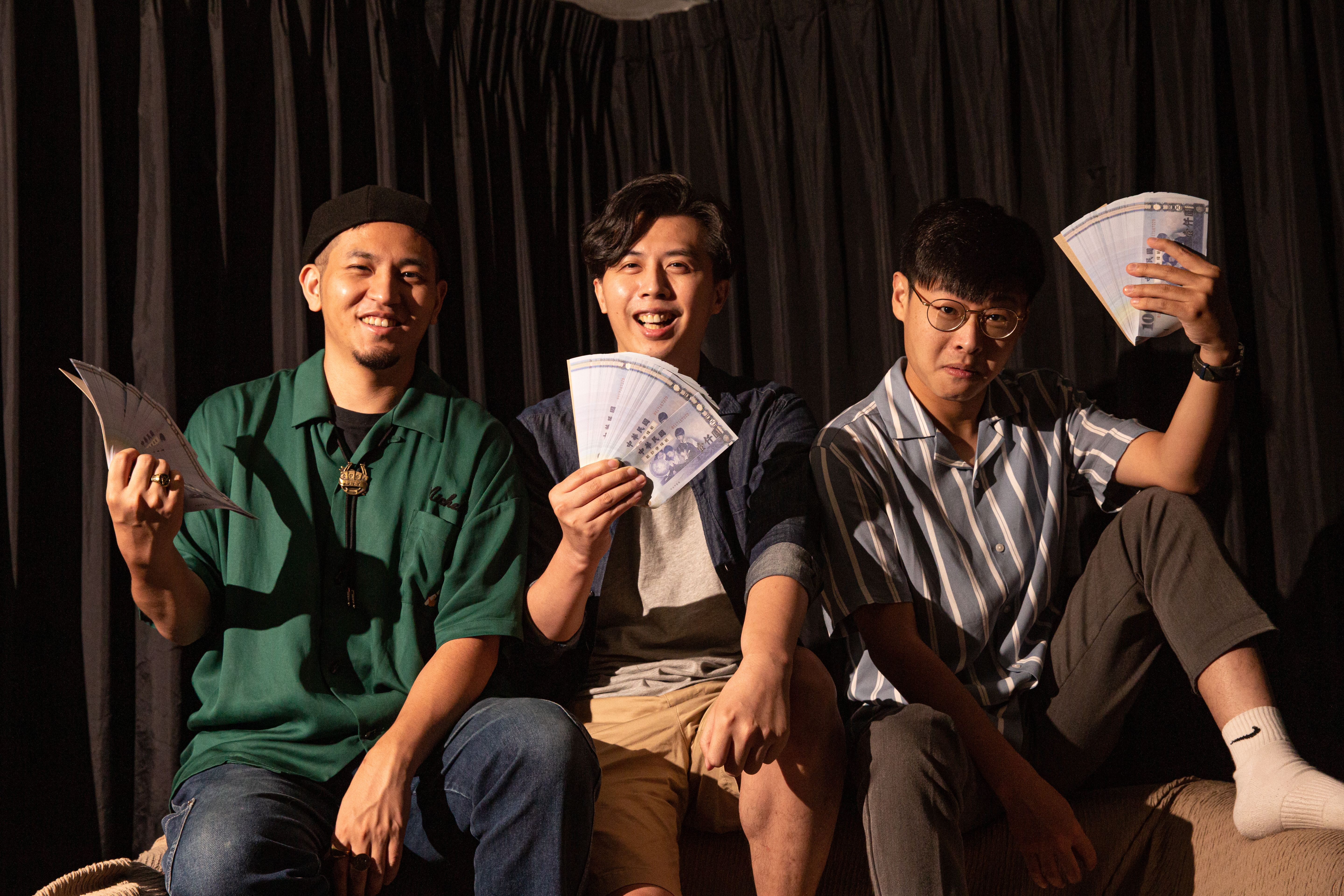 蘇昱瑋（右）與張元（左）聯手改編謝東霖（中）的作品為音樂劇。