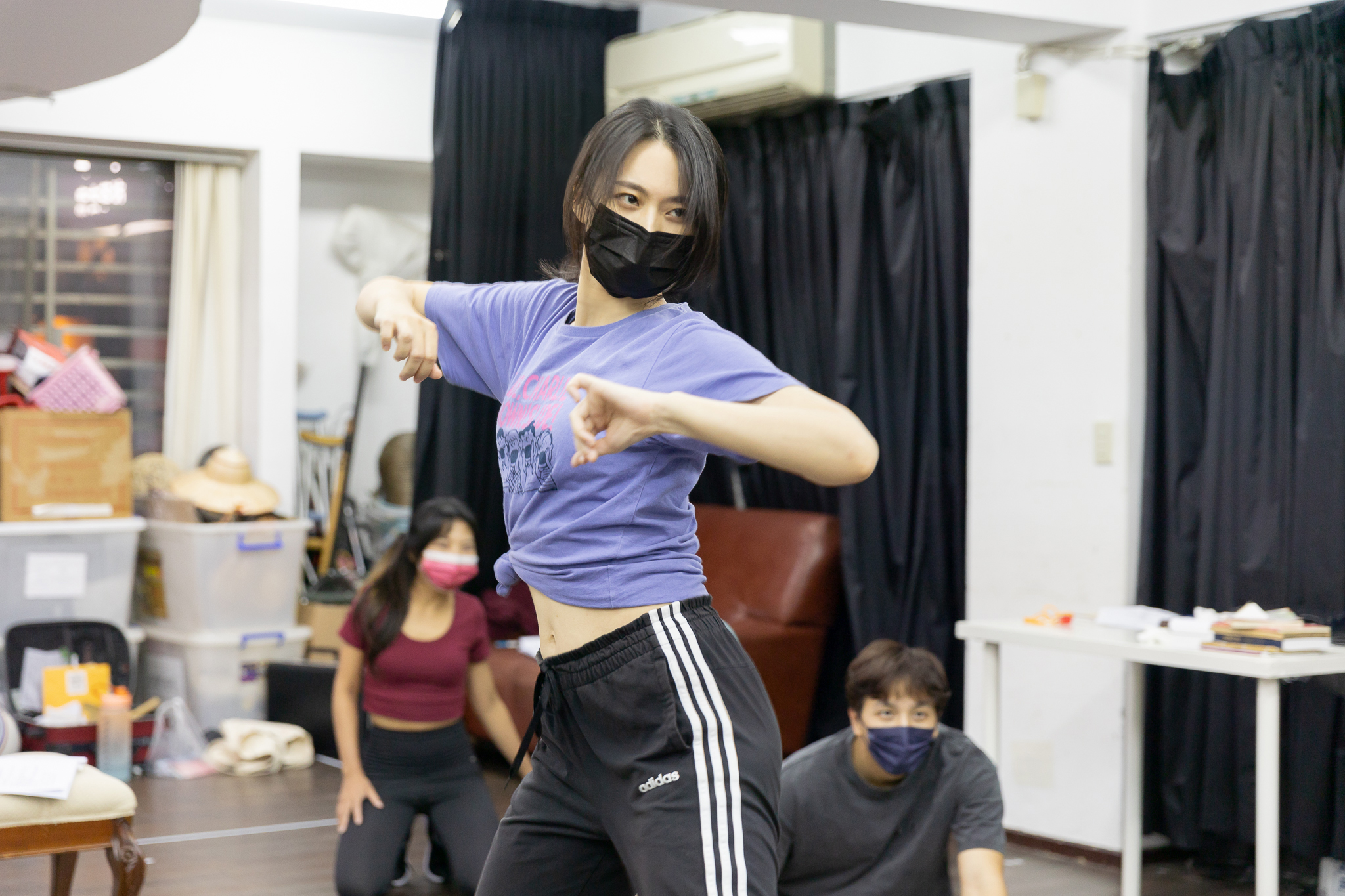 辰亞御飾演集性感與可愛於一身的詐騙公司主任，圖為劇組排練現場。（果陀劇場提供）