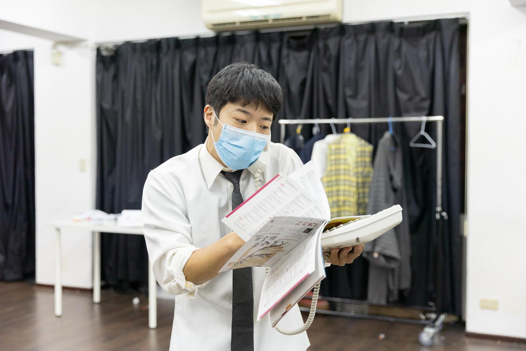 音樂劇《我在詐騙公司上班》將於11月首演,飾演職場菜鳥「曾誠」的徐浩忠進行排練。(果陀劇場提供)