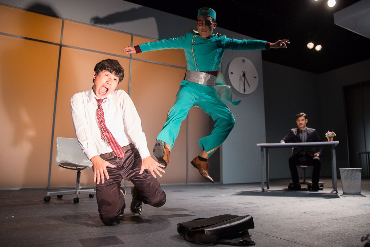 果陀改編圖文作家馬克的《五斗米靠腰》為職場喜劇，至今累積演出達100場。（果陀劇場提供）