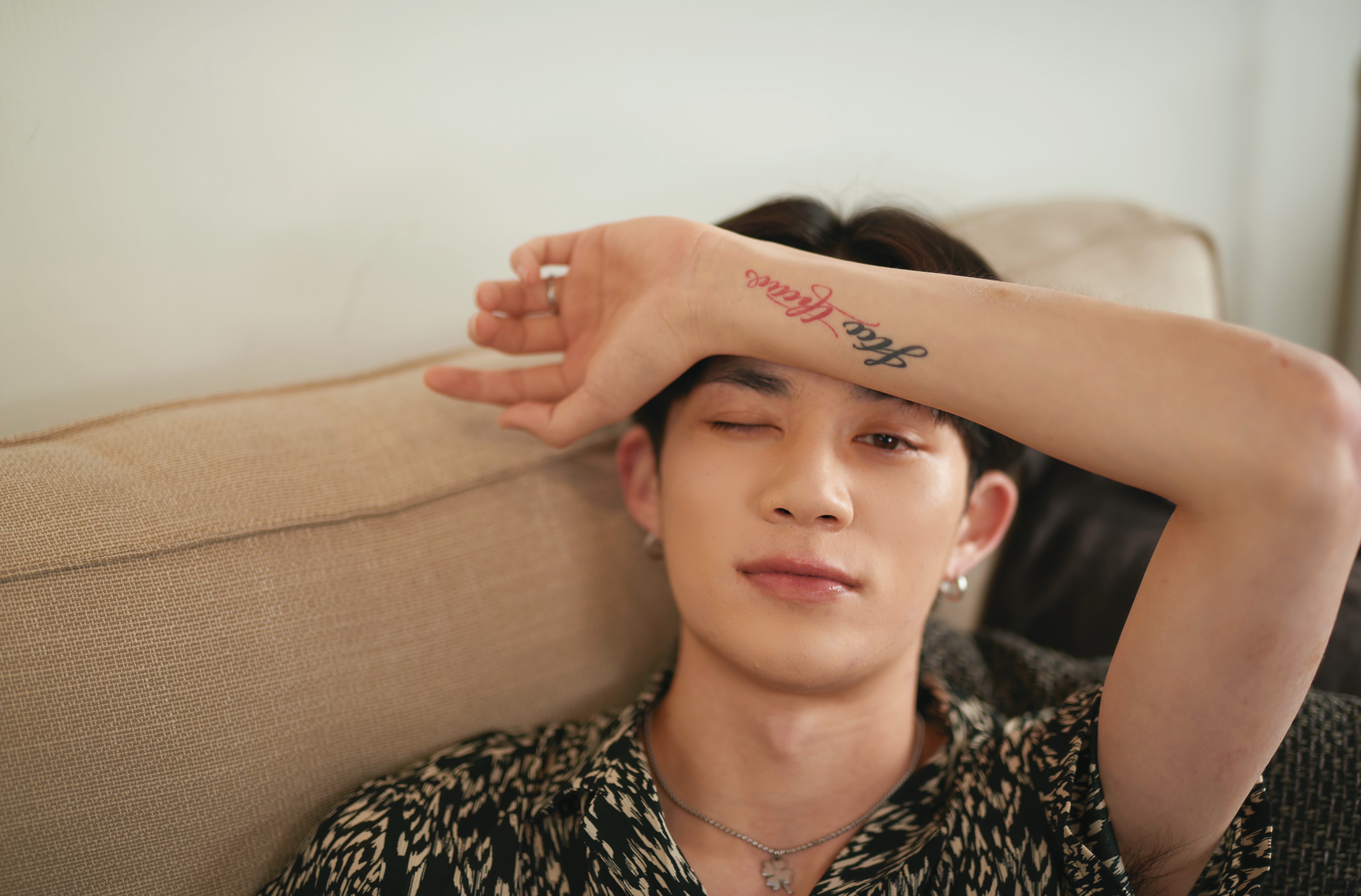 呂植宇看了很多浪漫影劇作品後，寫出〈你的眼睛要了我的命〉，讓他在《原子少年》獲得眾人關注。