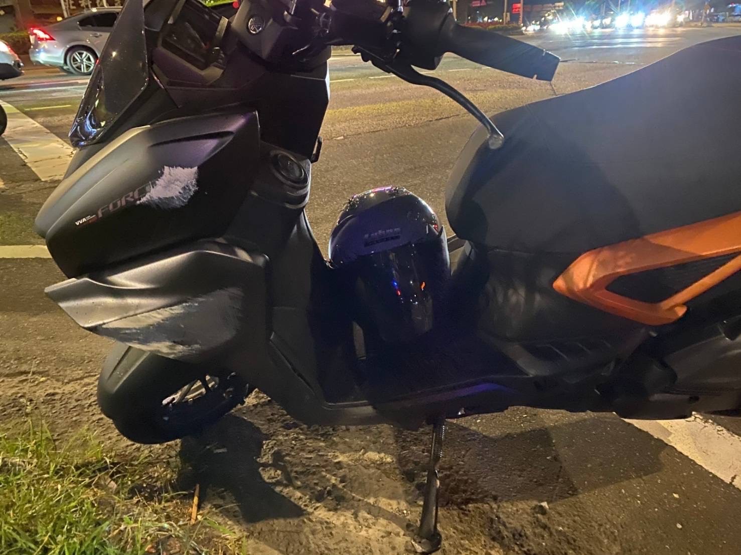 機車摔車導致車身多處毀損。(翻攝畫面)
