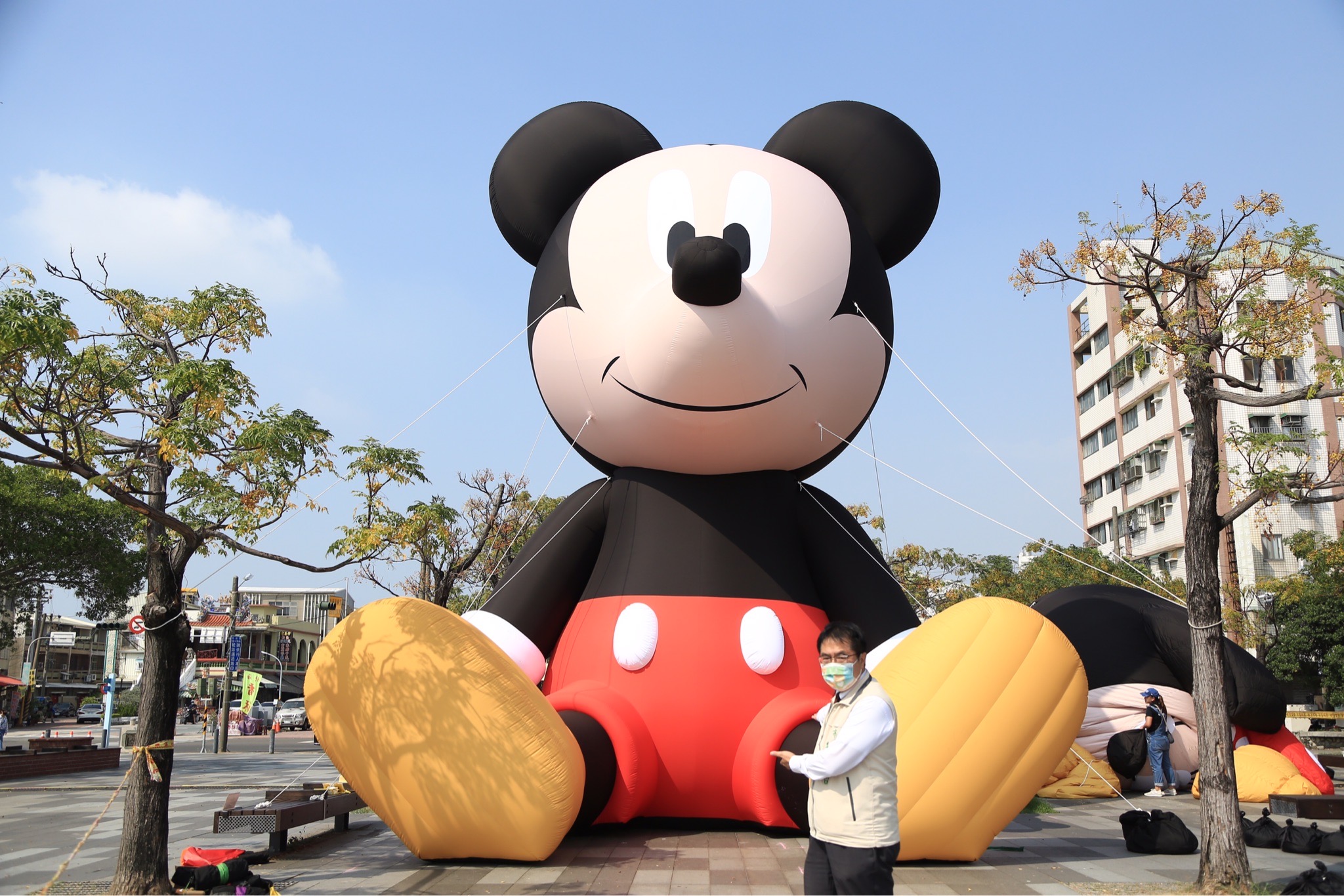 就讓市長先生來當比例尺吧。(台南市政府觀光旅遊局提供)