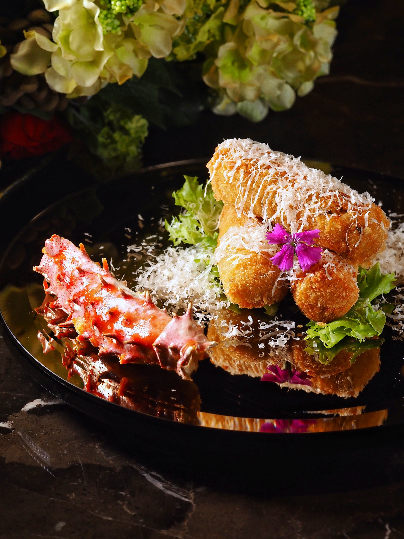 「芝士帝王蟹卷」裡頭是多汁鮮香的蘑菇帝王蟹餡，還附一根焗烤蟹腿。（588元／份）