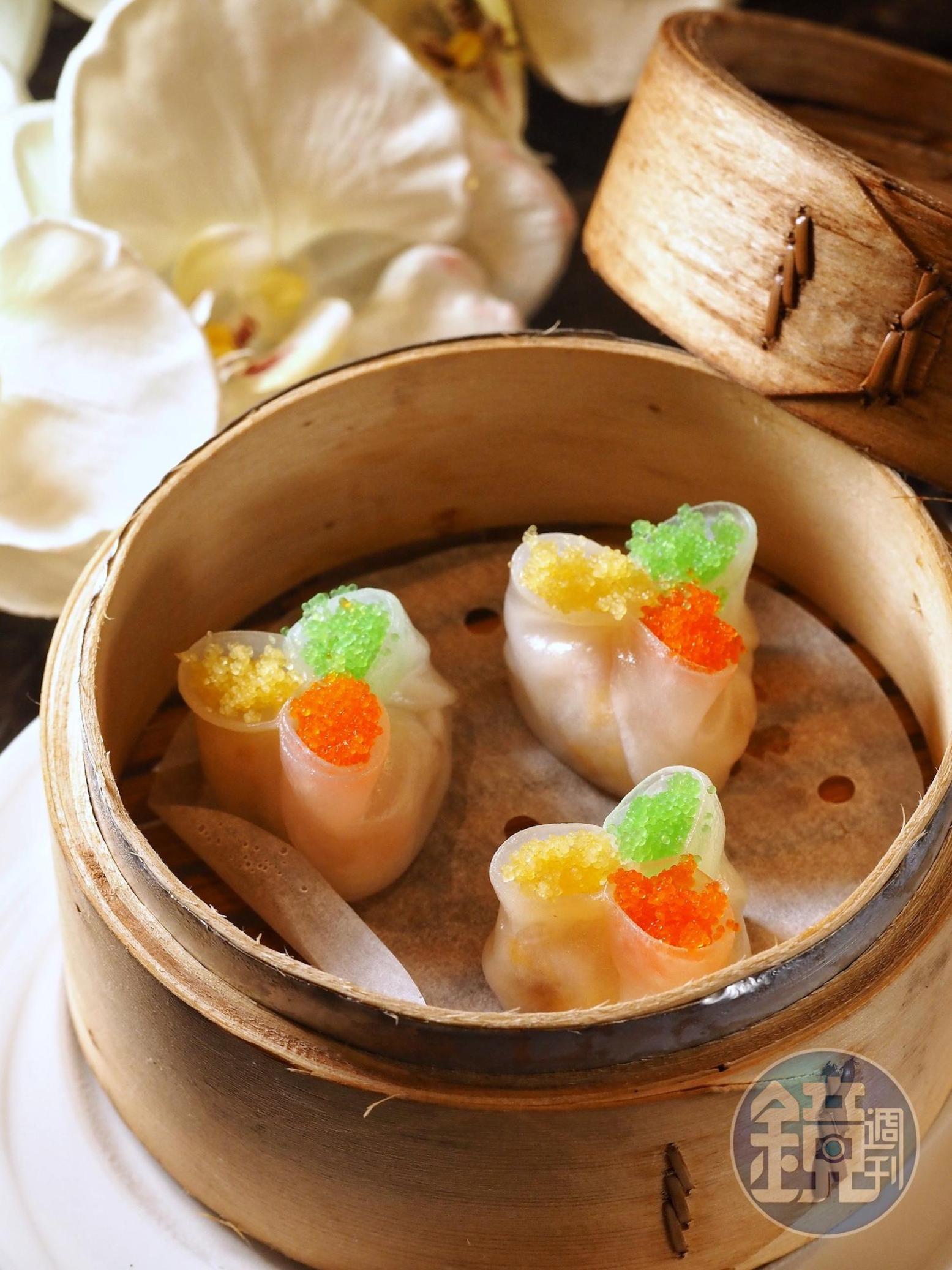 「三色魚籽蟹肉餃」外觀晶瑩剔透，內餡蔬菜與海味的鮮甜互相加乘。（328元／份）