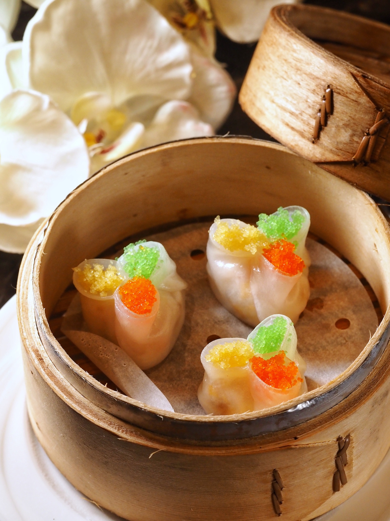 「三色魚籽蟹肉餃」外觀晶瑩剔透，內餡蔬菜與海味的鮮甜互相加乘。（328元／份）