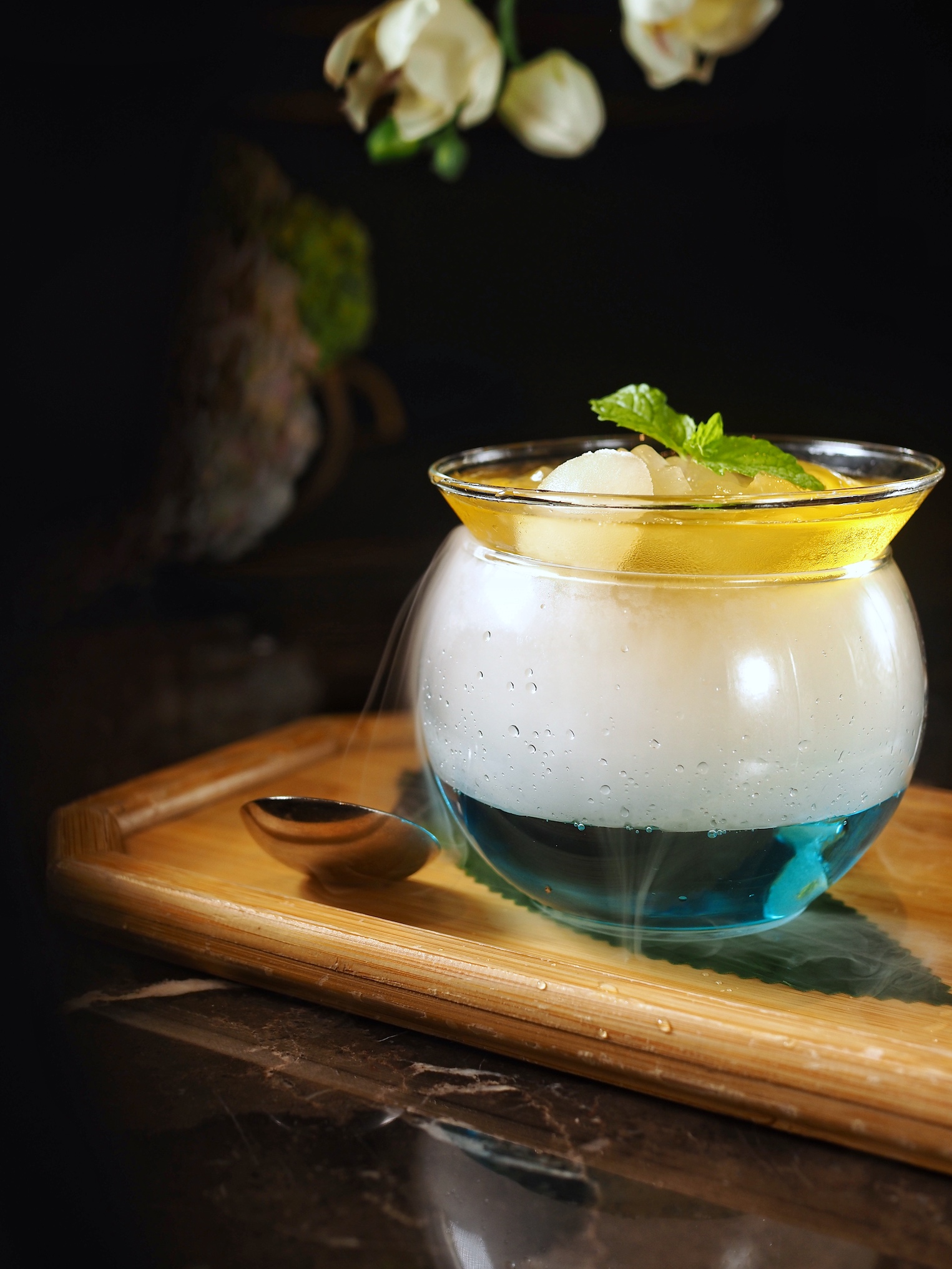 外觀仙氣飄飄的網美風甜品「冰鎮清爽蘆薈香茅愛玉凍」，有檸檬和薄荷的清新，很適合當成海鮮大餐的收尾。（248元／份）