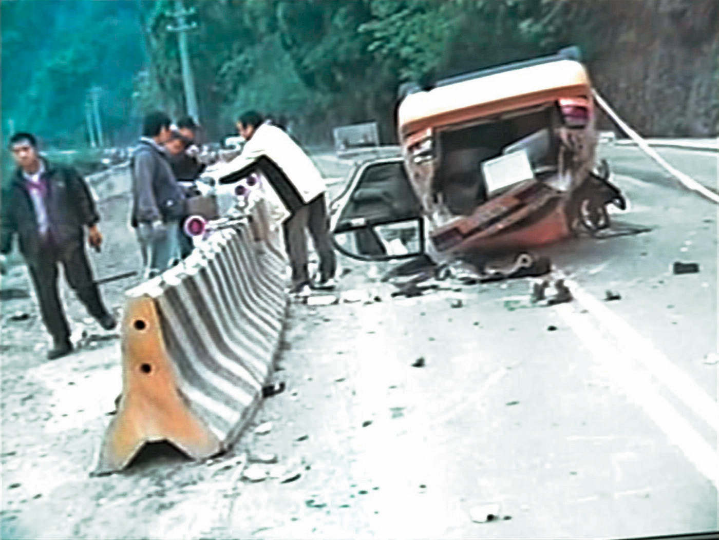 一群屁孩劫殺運匠，開著死者的車逃亡，卻在90公里外的山路翻車。（東森新聞提供）