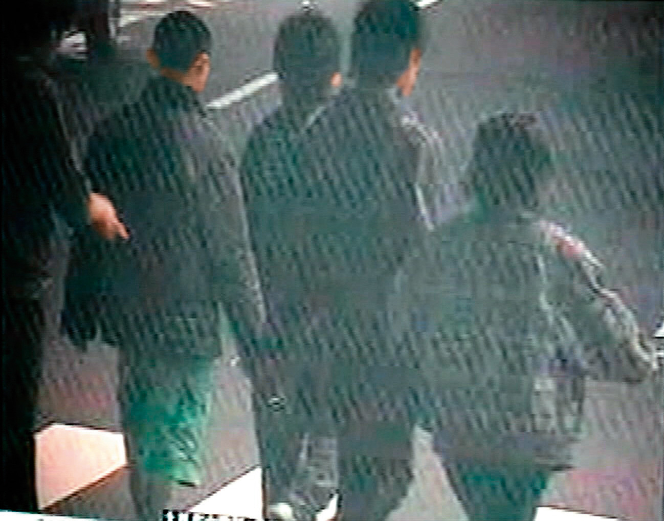 警方一路追查歹徒蹤跡，查到他們曾出現在埔里交流道旁的超商。（翻攝畫面）