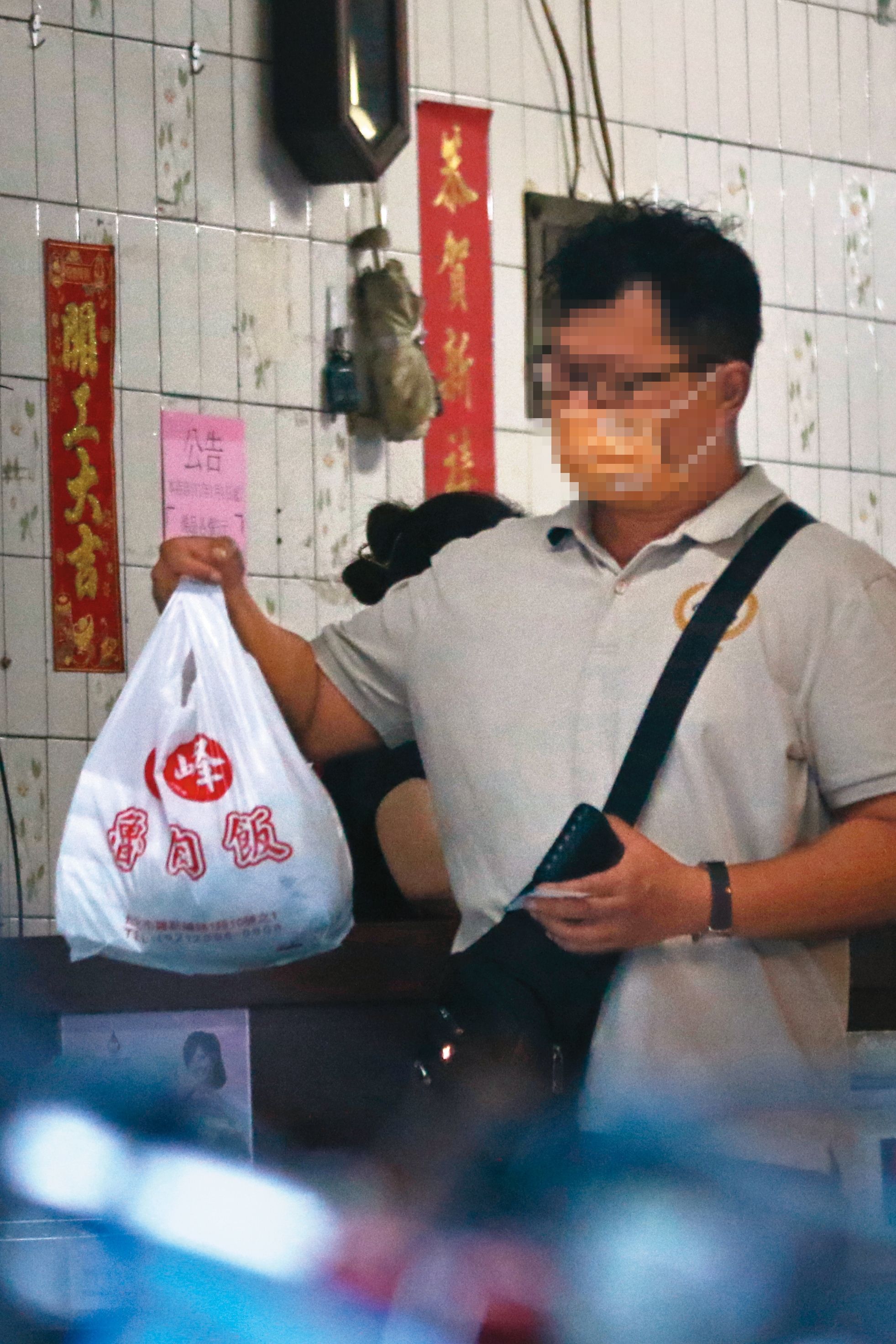 17：29 保母車司機提著一大袋金峰滷肉飯上車，據目測至少5人份以上。