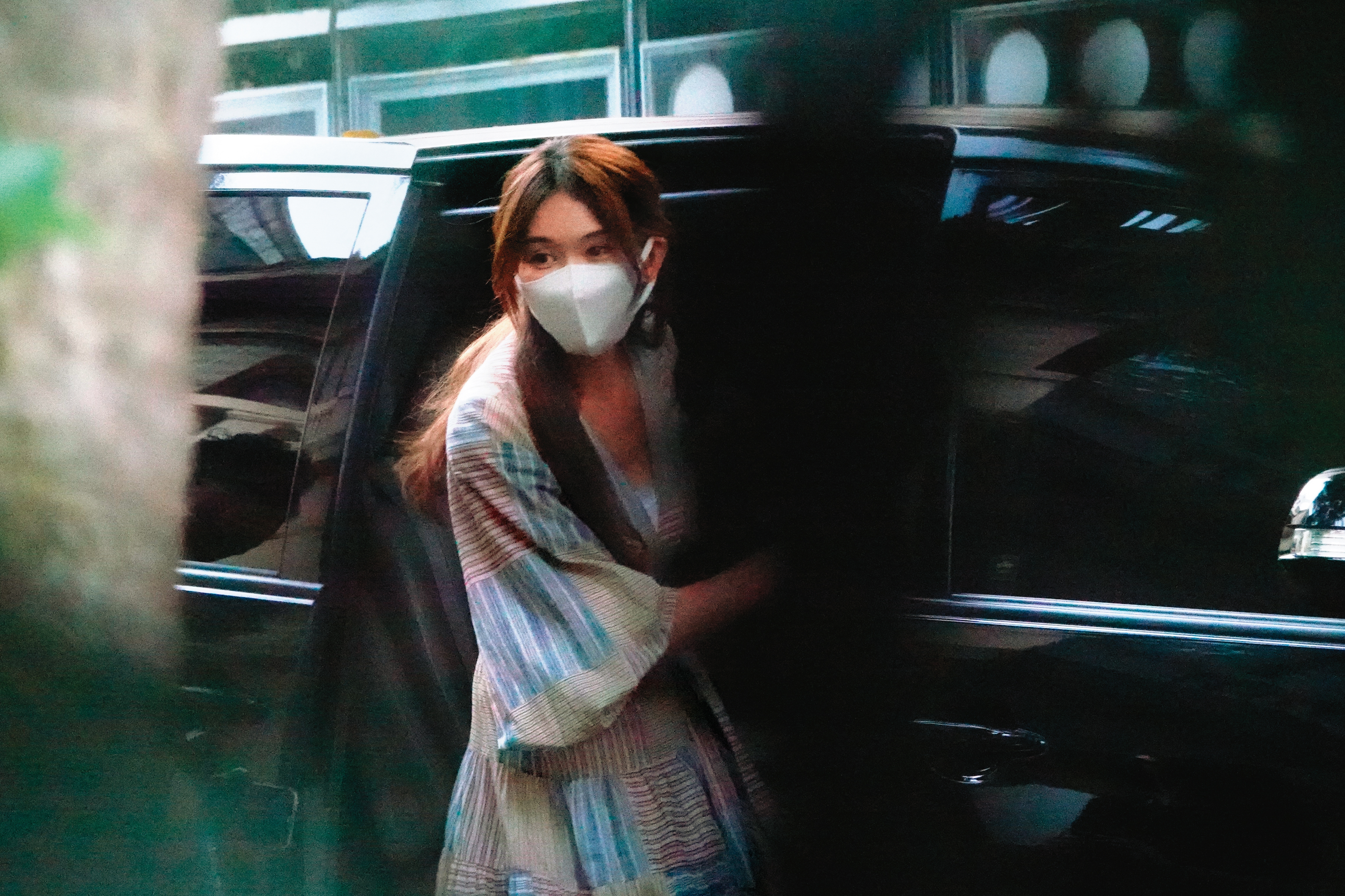 10/4 17：17 公主頭搭配飄逸長裙，林志玲就算戴著口罩也擋不住仙氣。