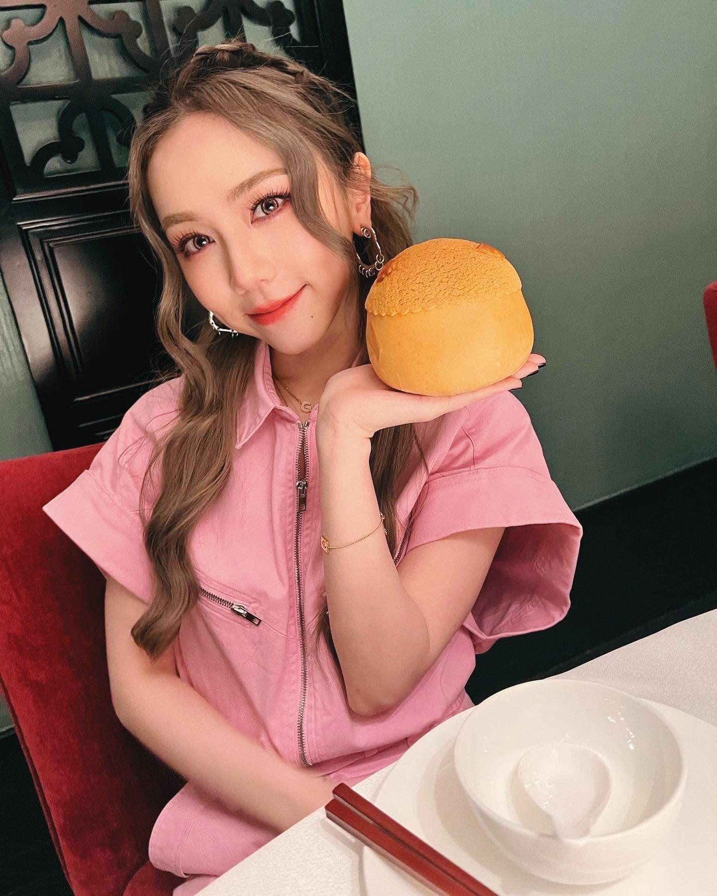 鄧紫棋不忌口吃美食,身材依舊維持不錯。(翻攝自鄧紫棋臉書)
