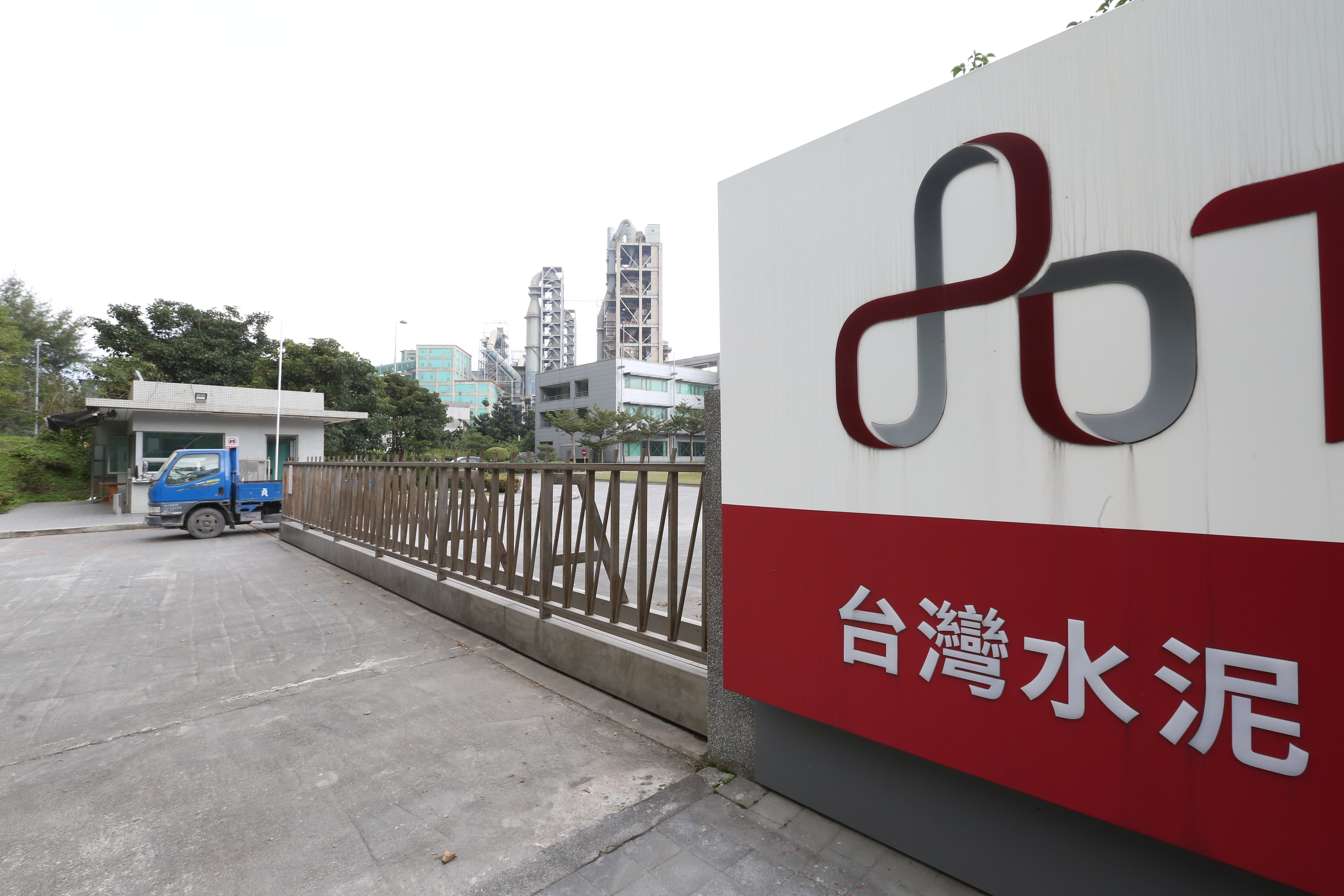 2022年台泥股價跌近3成，不敗教主陳重銘建議，操作水泥股可「放長線釣大魚」。