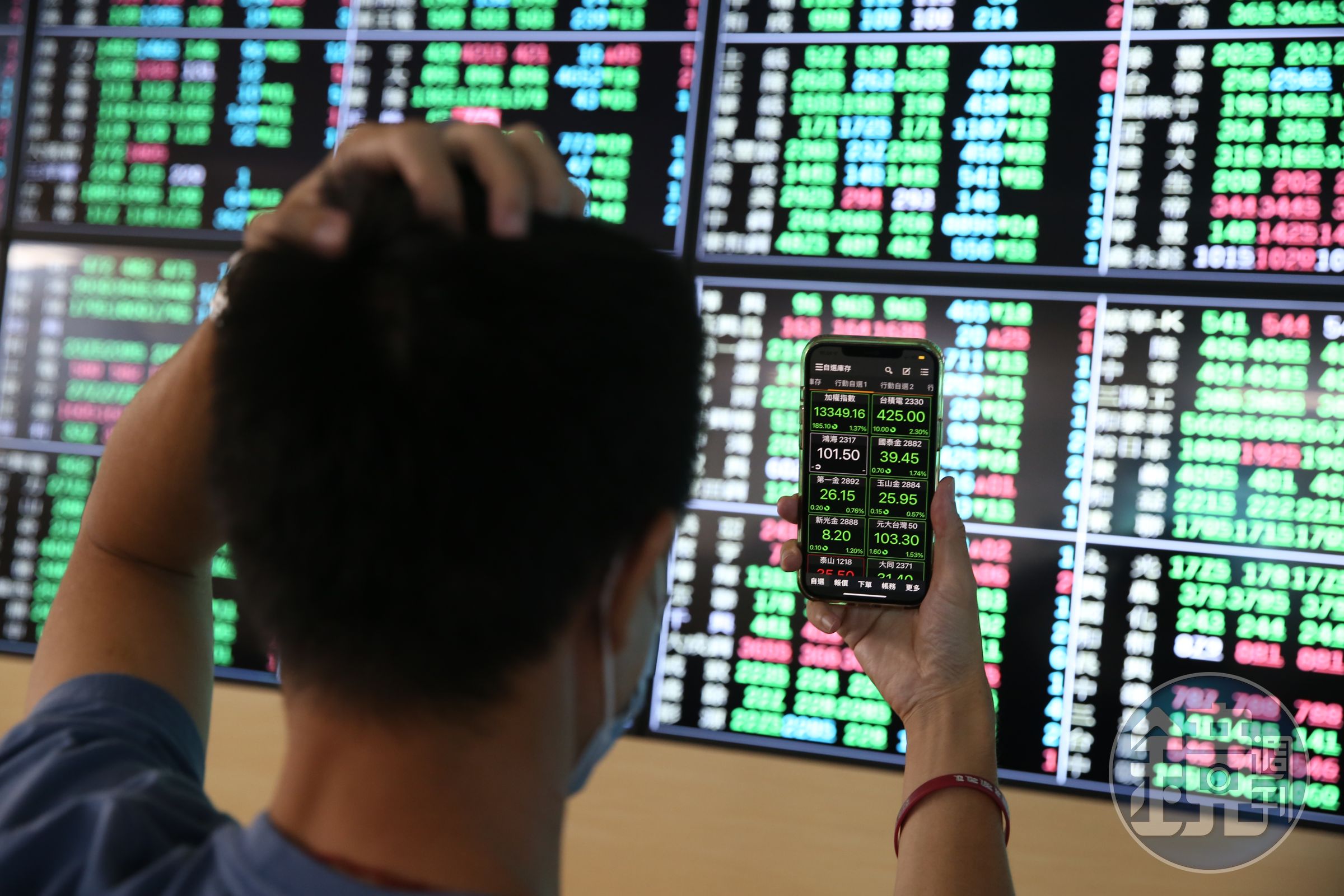 半導體龍頭台積電出現破底翻，股價再見450元關卡。