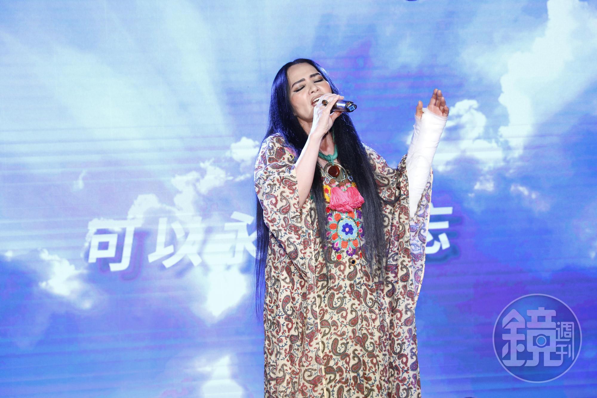 潘越雲左手裹著石膏出席排練，獻唱〈守著陽光守著你〉。
