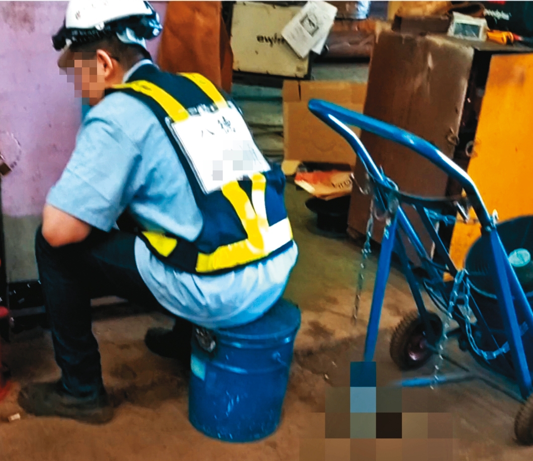 身著有「八德」字樣背心的八德外監受刑人，外出工作時頻頻違紀，遭同事拍照蒐證。（讀者提供）